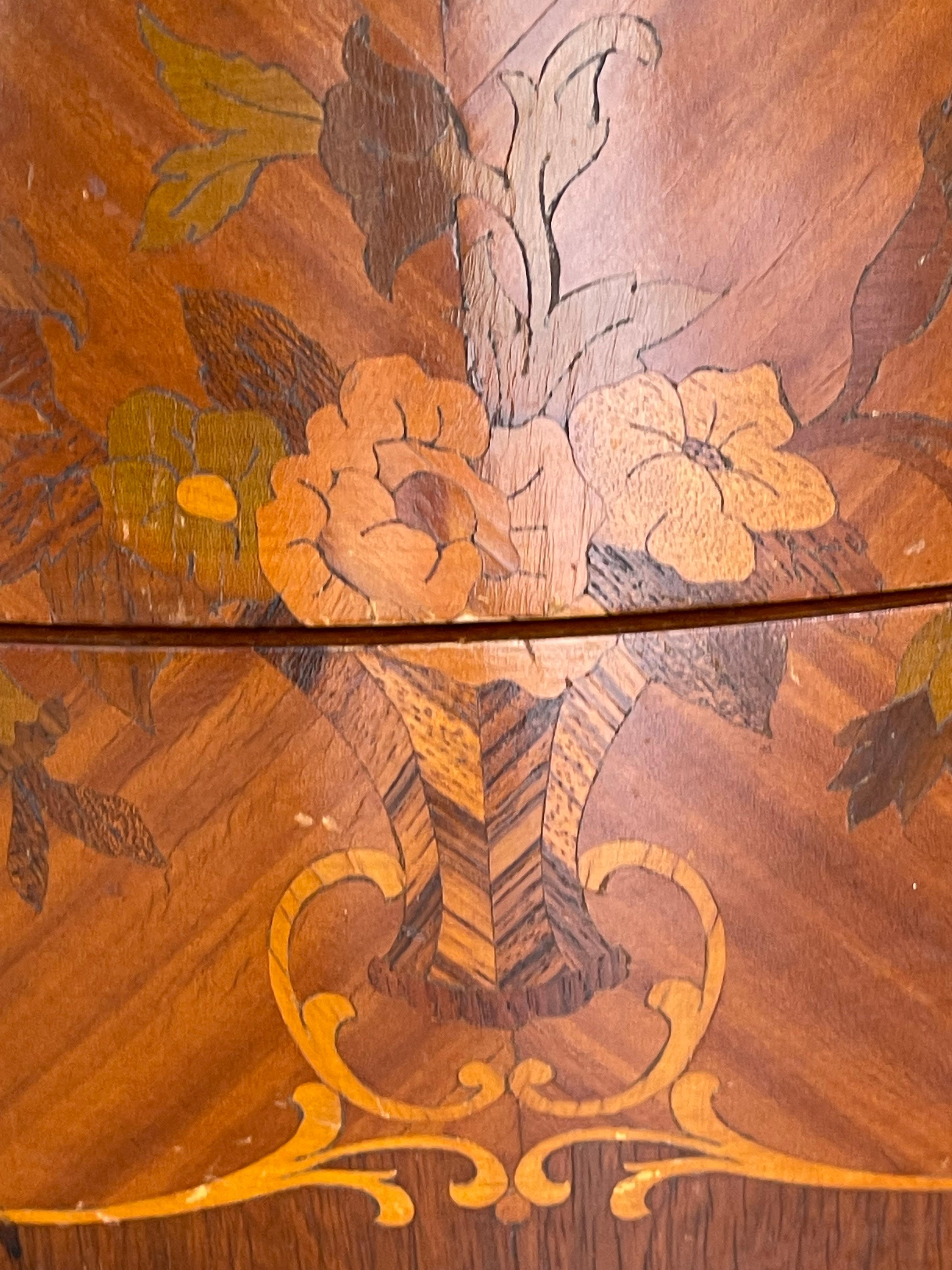 Antique French Commode in stile Luigi XVI con piano in marmo In condizioni buone in vendita a Boca Raton, FL