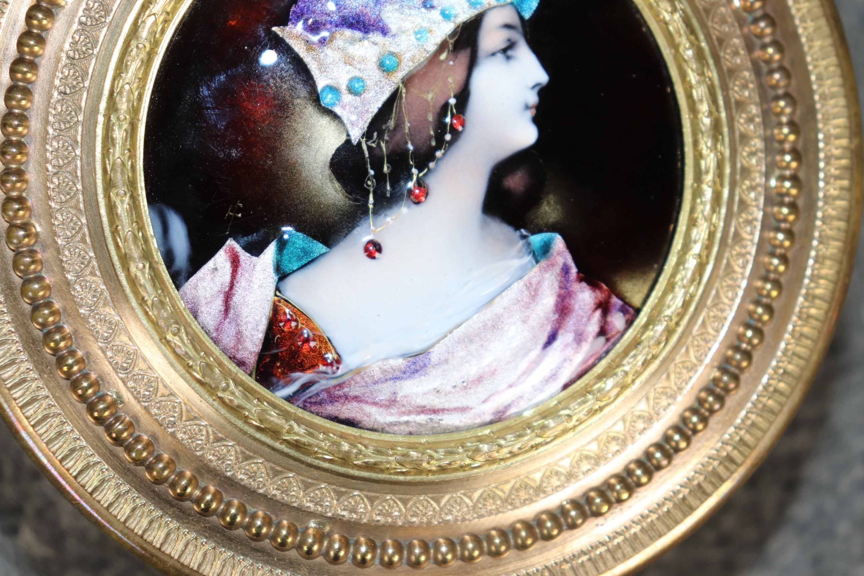 Ancienne boîte à bijoux française de style Louis XVI en cristal et émaillé doré en vente 4