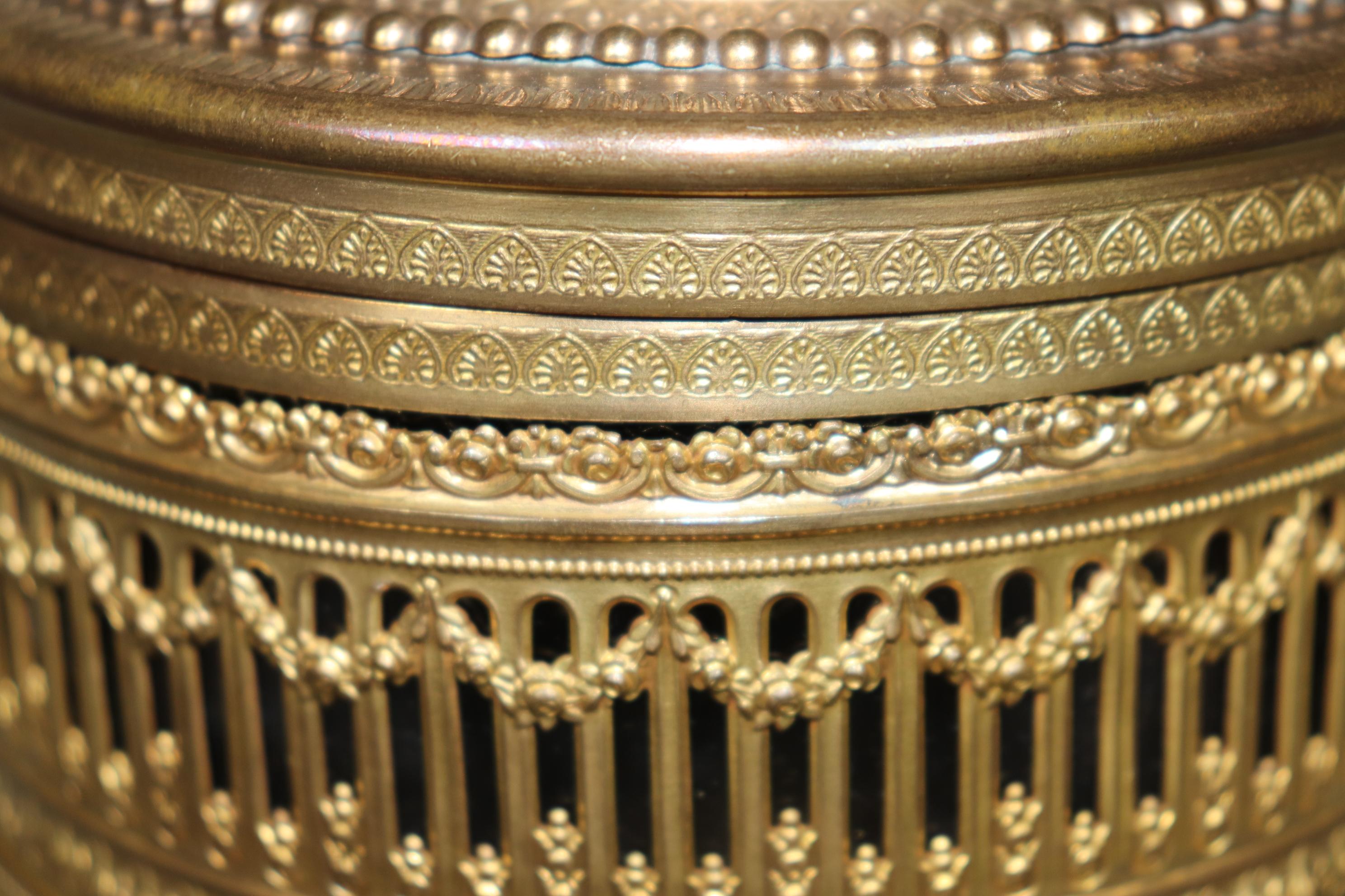 Ancienne boîte à bijoux française de style Louis XVI en cristal et émaillé doré en vente 5