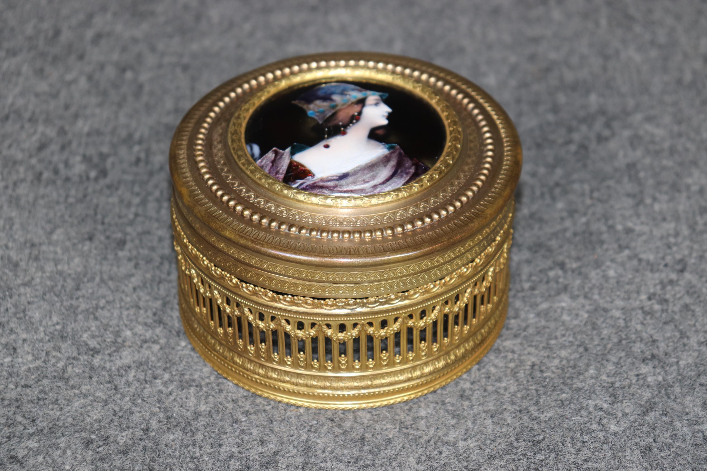 Dimensions - H : 3 1/4 in W : 5 1/4 in D : 5 1/4 in 

Cette ancienne boîte à bijoux en cristal et émail doré de style Louis XVI du XIXe siècle est vraiment remarquable et évoque une époque révolue. Si vous regardez les photos fournies, vous verrez