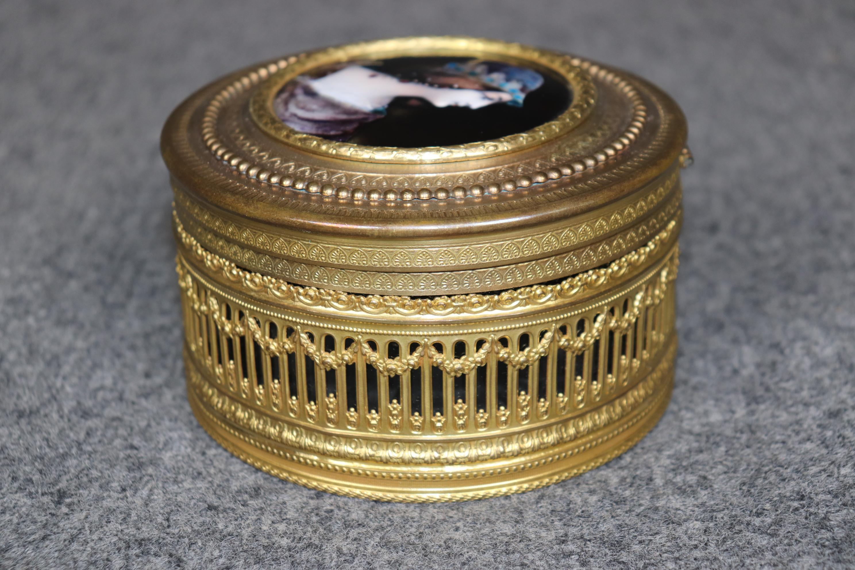 Français Ancienne boîte à bijoux française de style Louis XVI en cristal et émaillé doré en vente