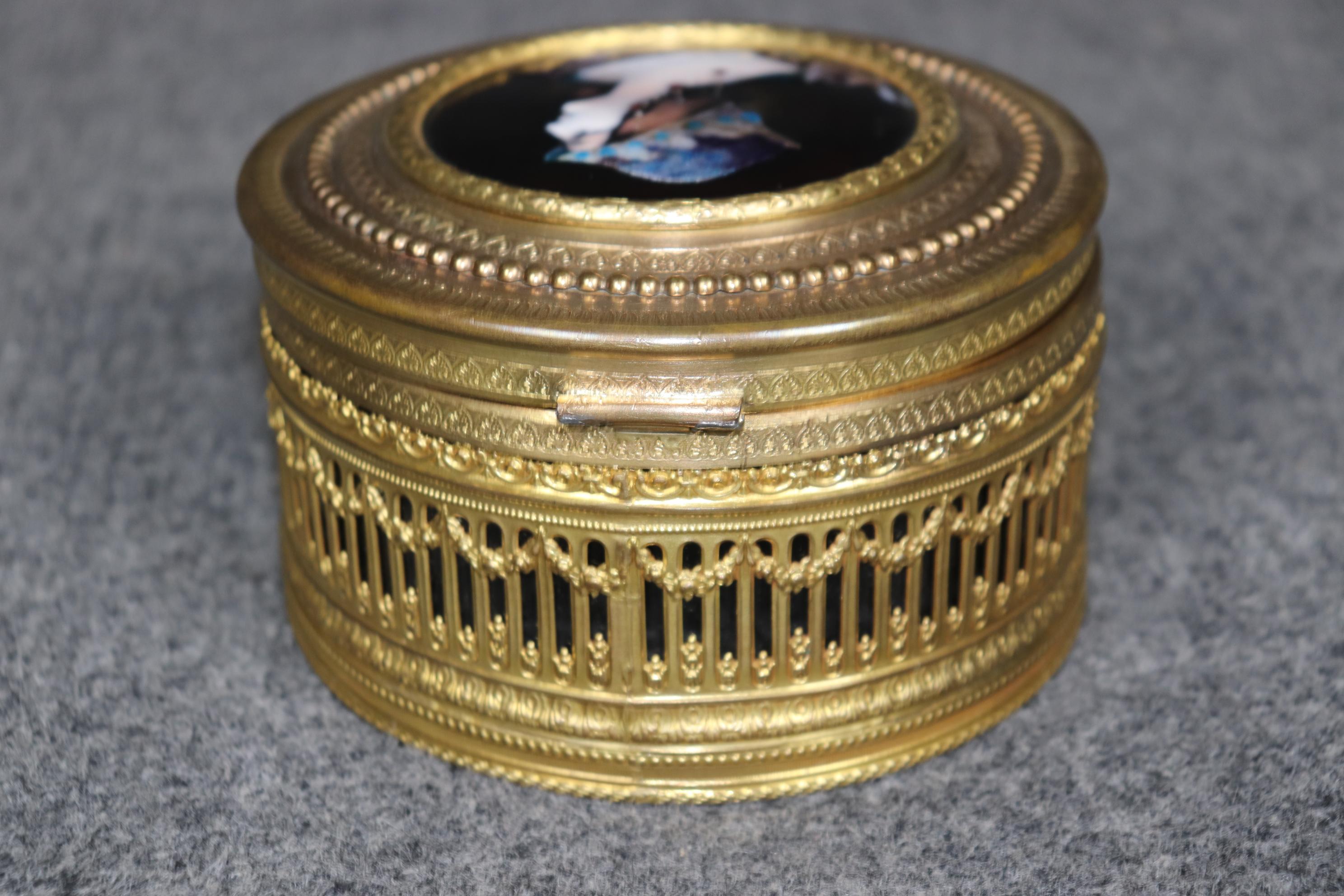 Peint à la main Ancienne boîte à bijoux française de style Louis XVI en cristal et émaillé doré en vente