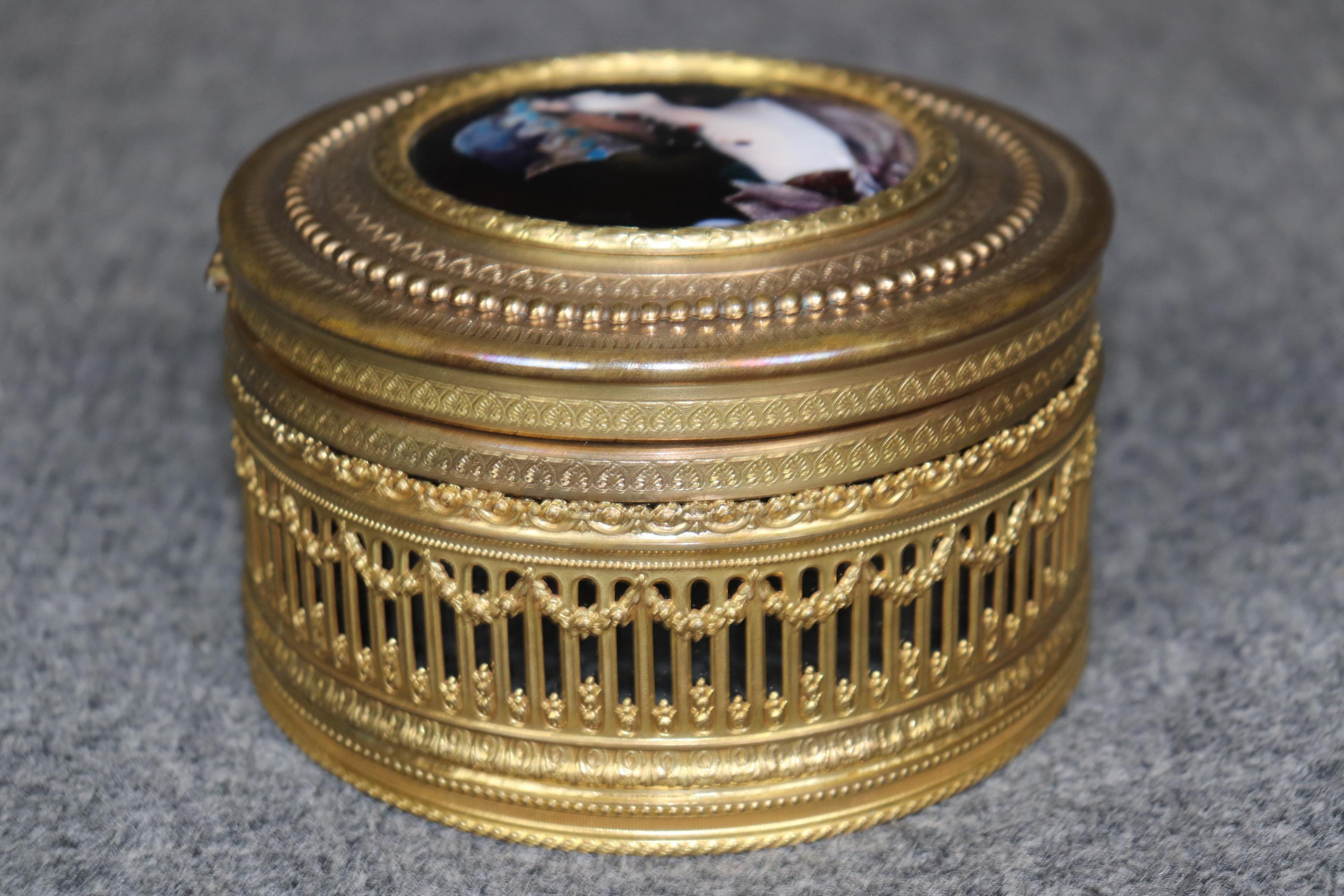 Ancienne boîte à bijoux française de style Louis XVI en cristal et émaillé doré Bon état - En vente à Swedesboro, NJ