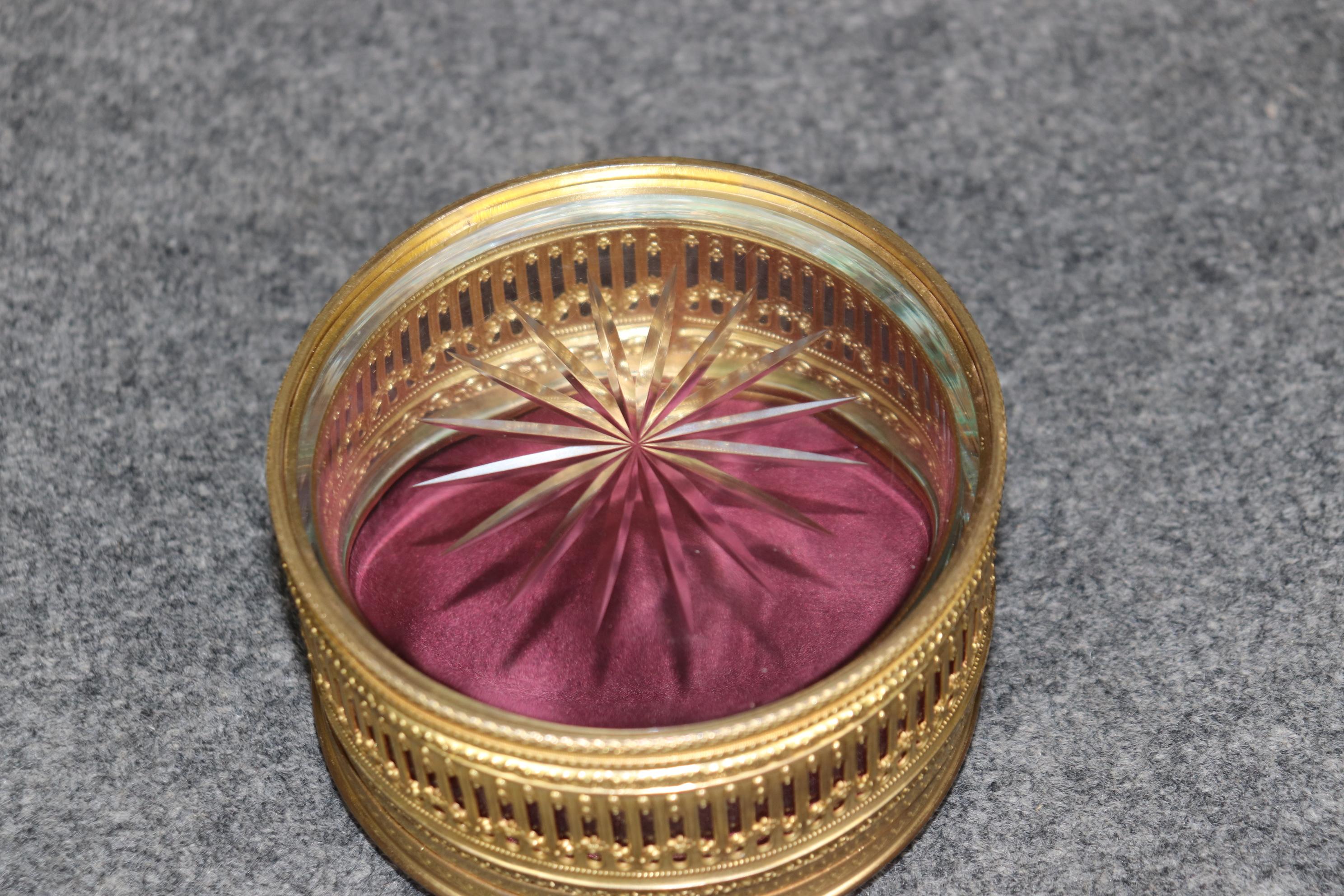 Porcelaine Ancienne boîte à bijoux française de style Louis XVI en cristal et émaillé doré en vente
