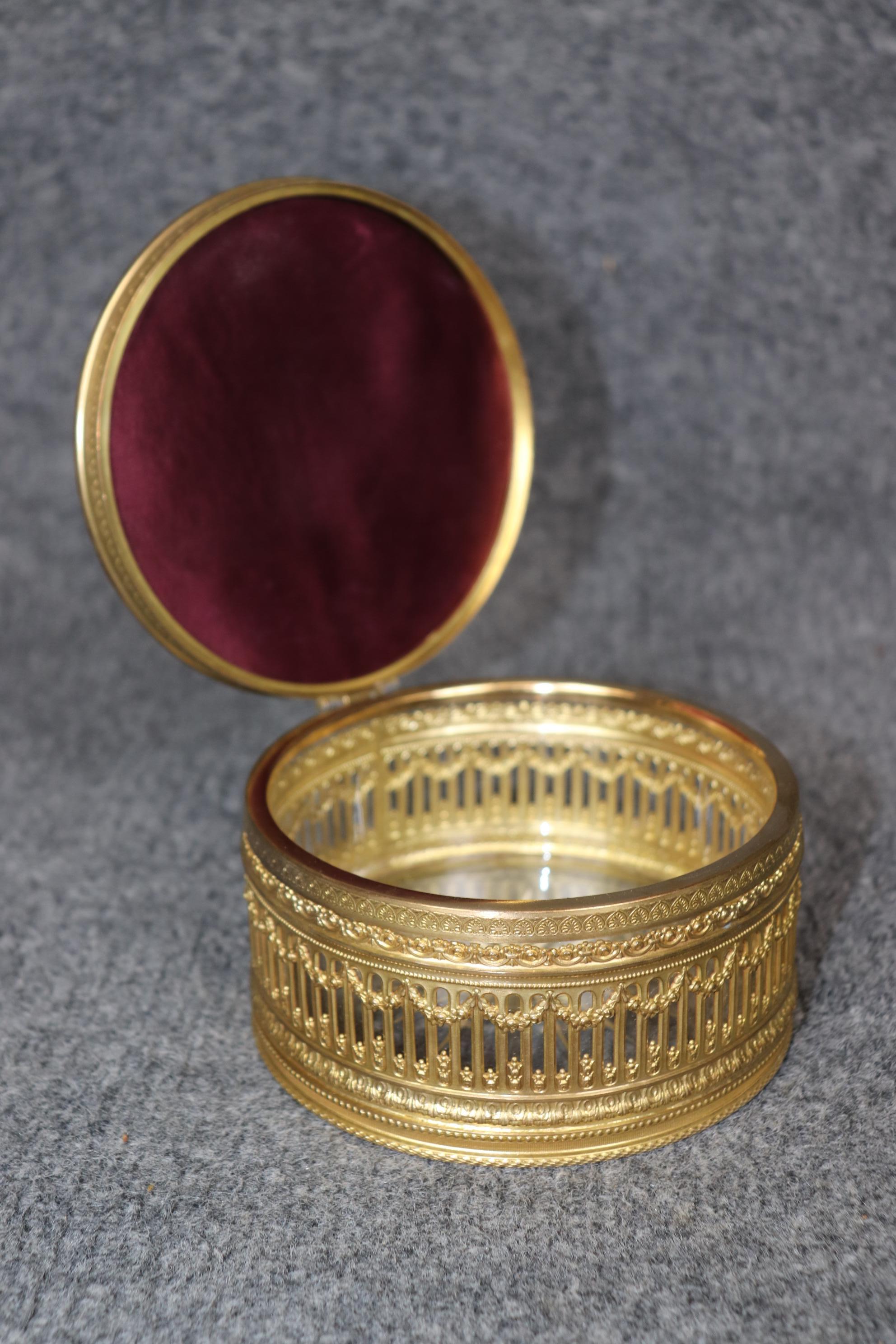 Ancienne boîte à bijoux française de style Louis XVI en cristal et émaillé doré en vente 1