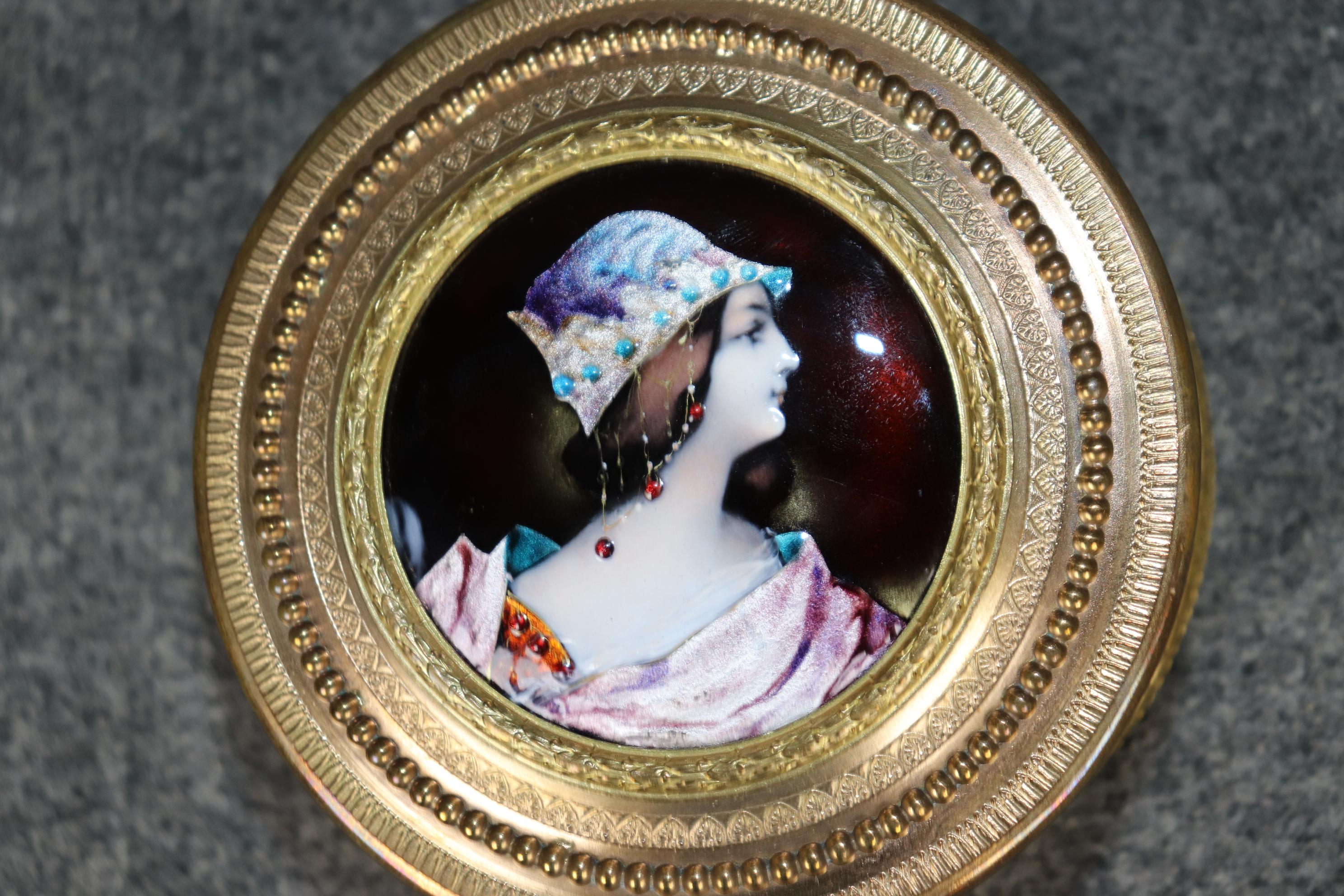 Ancienne boîte à bijoux française de style Louis XVI en cristal et émaillé doré en vente 2