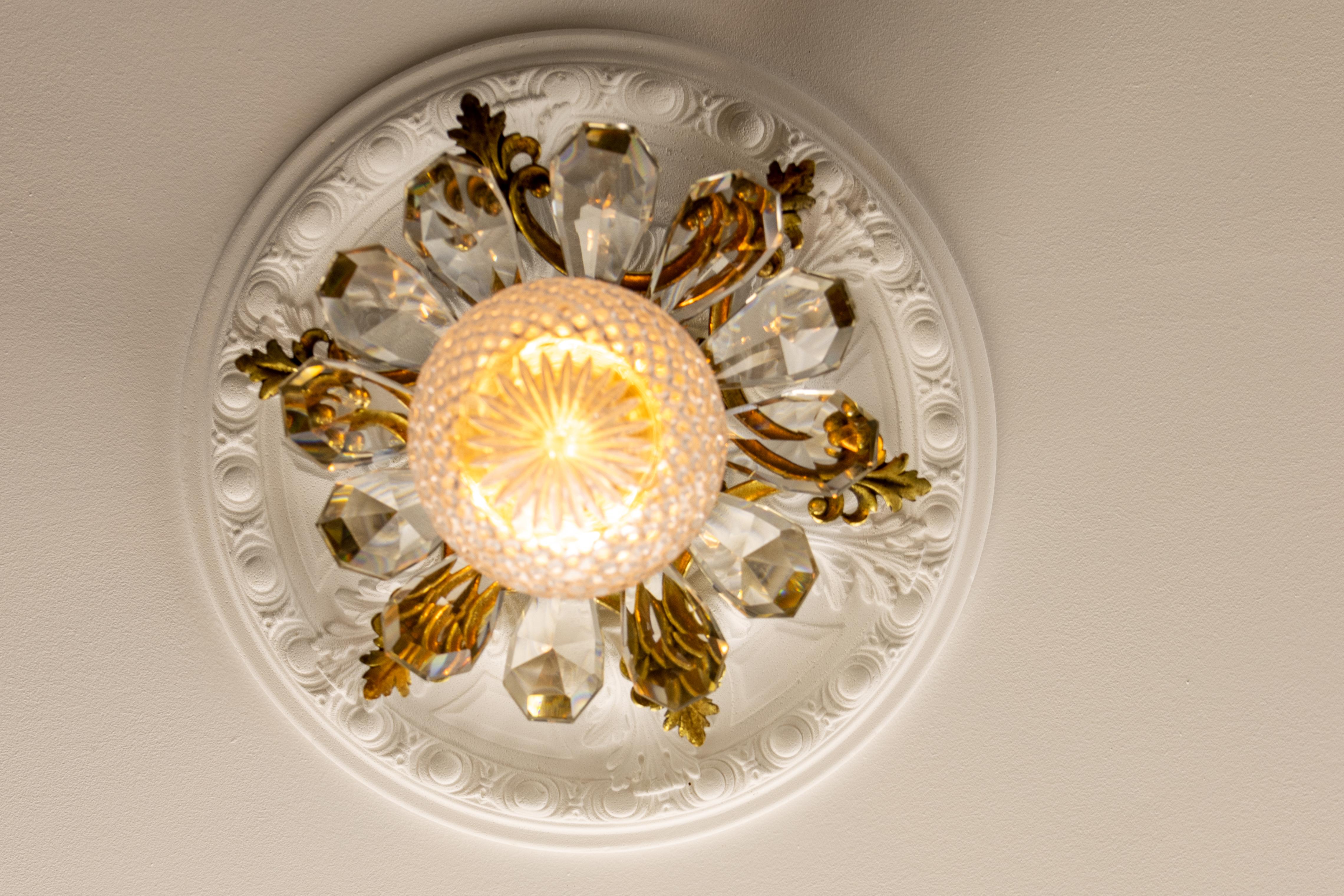 Antique French Louis XVI Crystal, Cut Glass, and Bronze Ceiling Light (Plafonnier en cristal, verre taillé et bronze) en vente 1