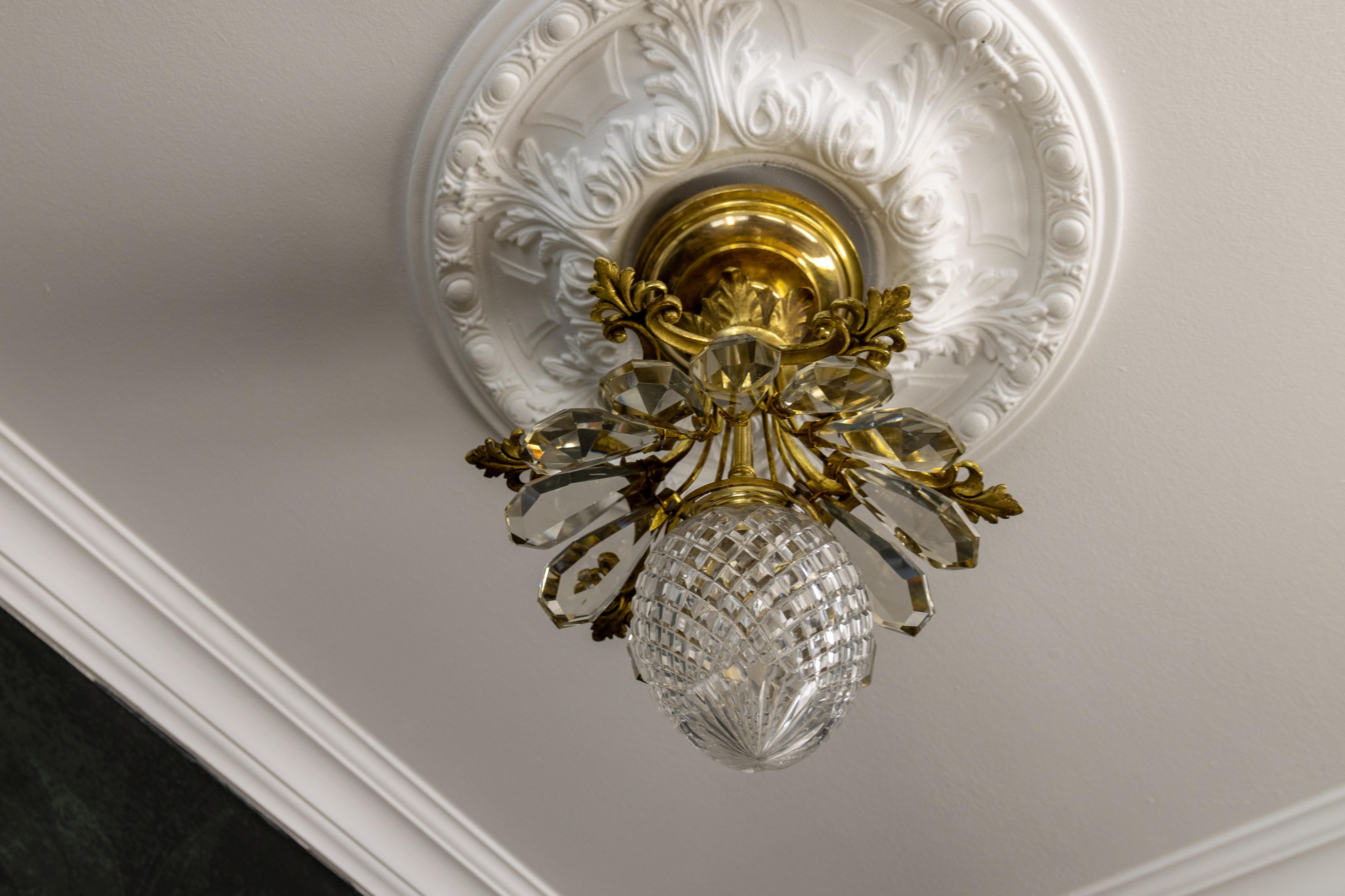 Antique French Louis XVI Crystal, Cut Glass, and Bronze Ceiling Light (Plafonnier en cristal, verre taillé et bronze) en vente 3