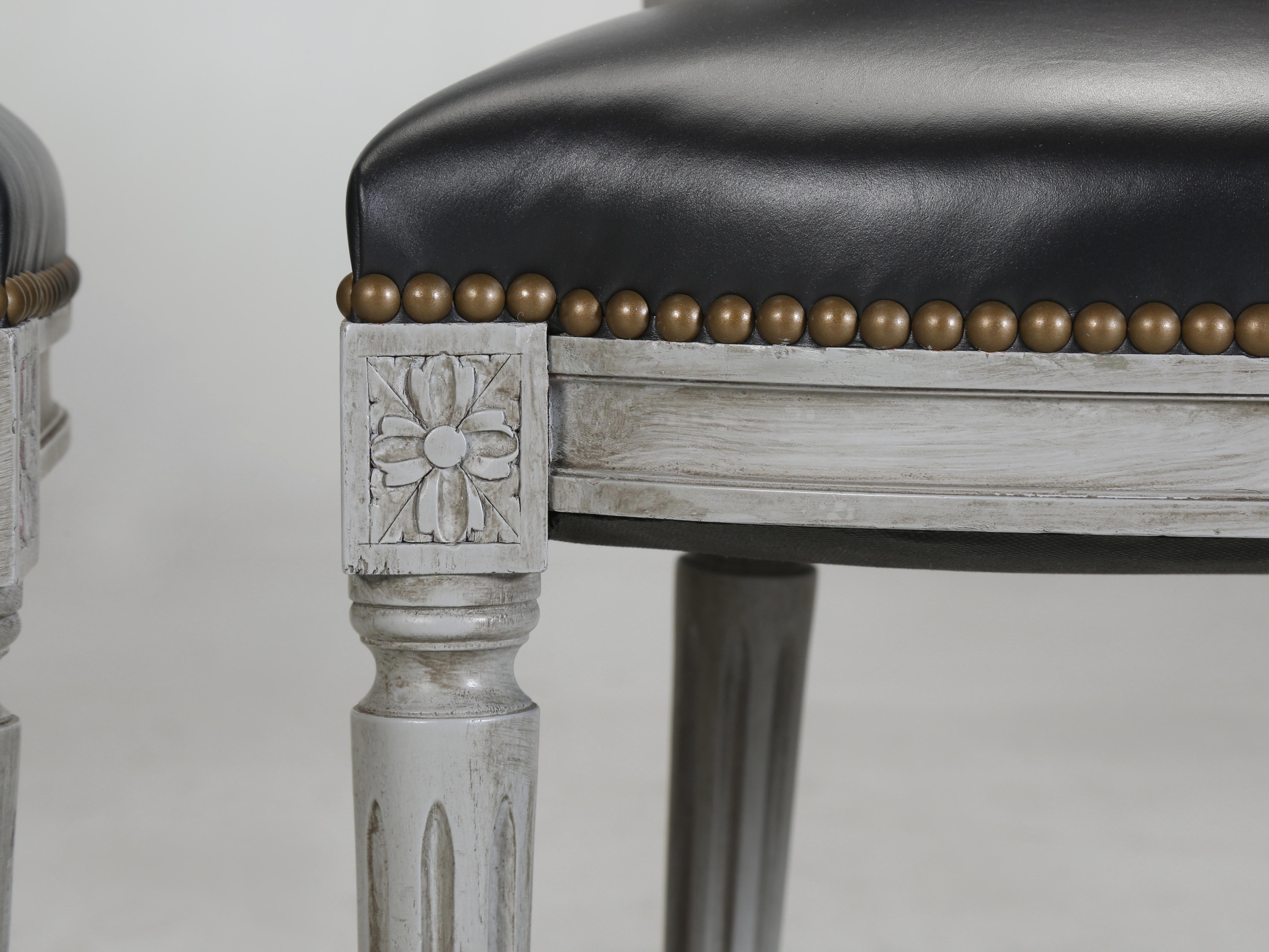 Ensemble de chaises de salle à manger françaises anciennes de style Louis XVI (6) restaurées avec du cuir neuf en vente 3