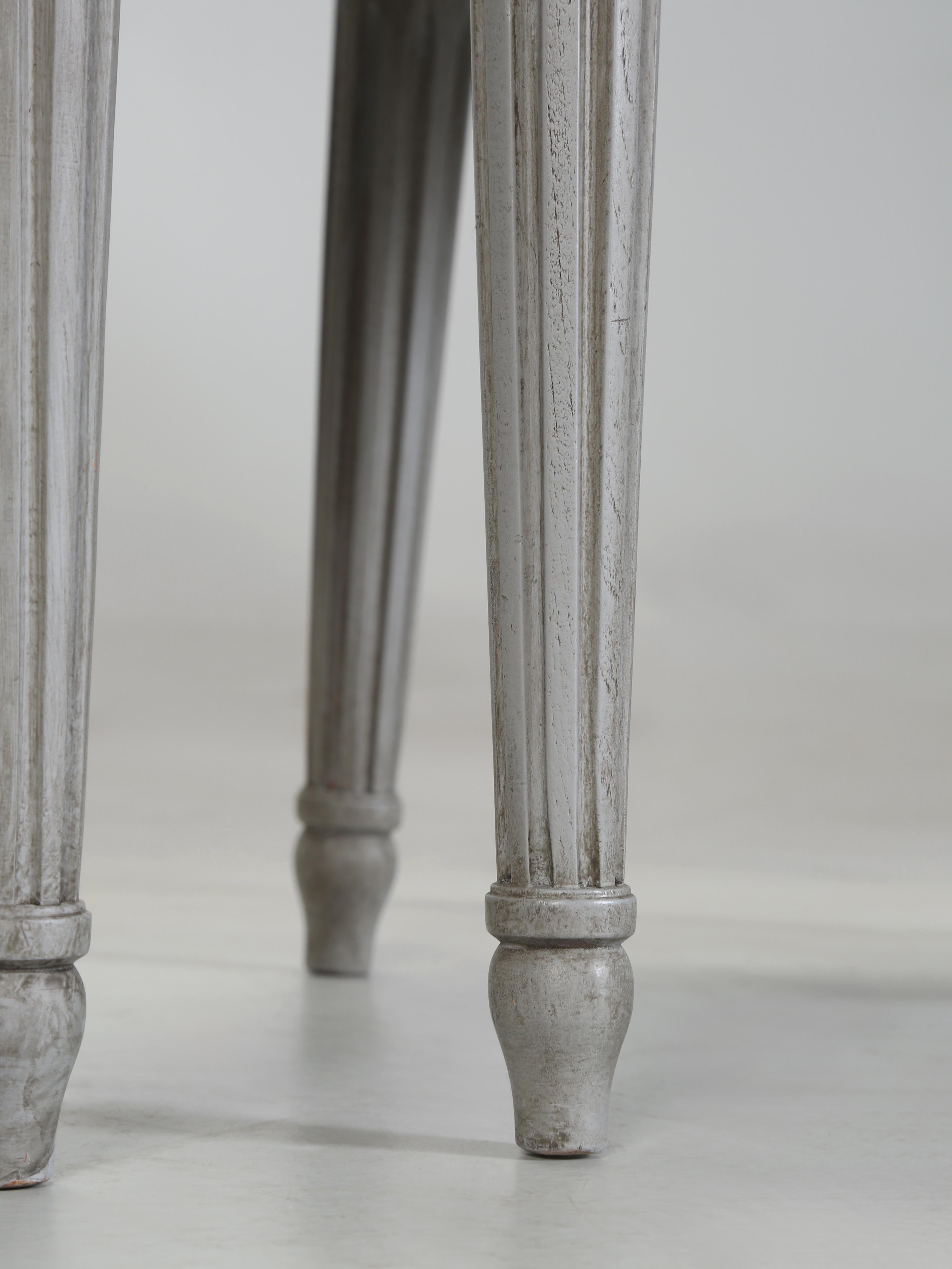 Ensemble de chaises de salle à manger françaises anciennes de style Louis XVI (6) restaurées avec du cuir neuf en vente 4