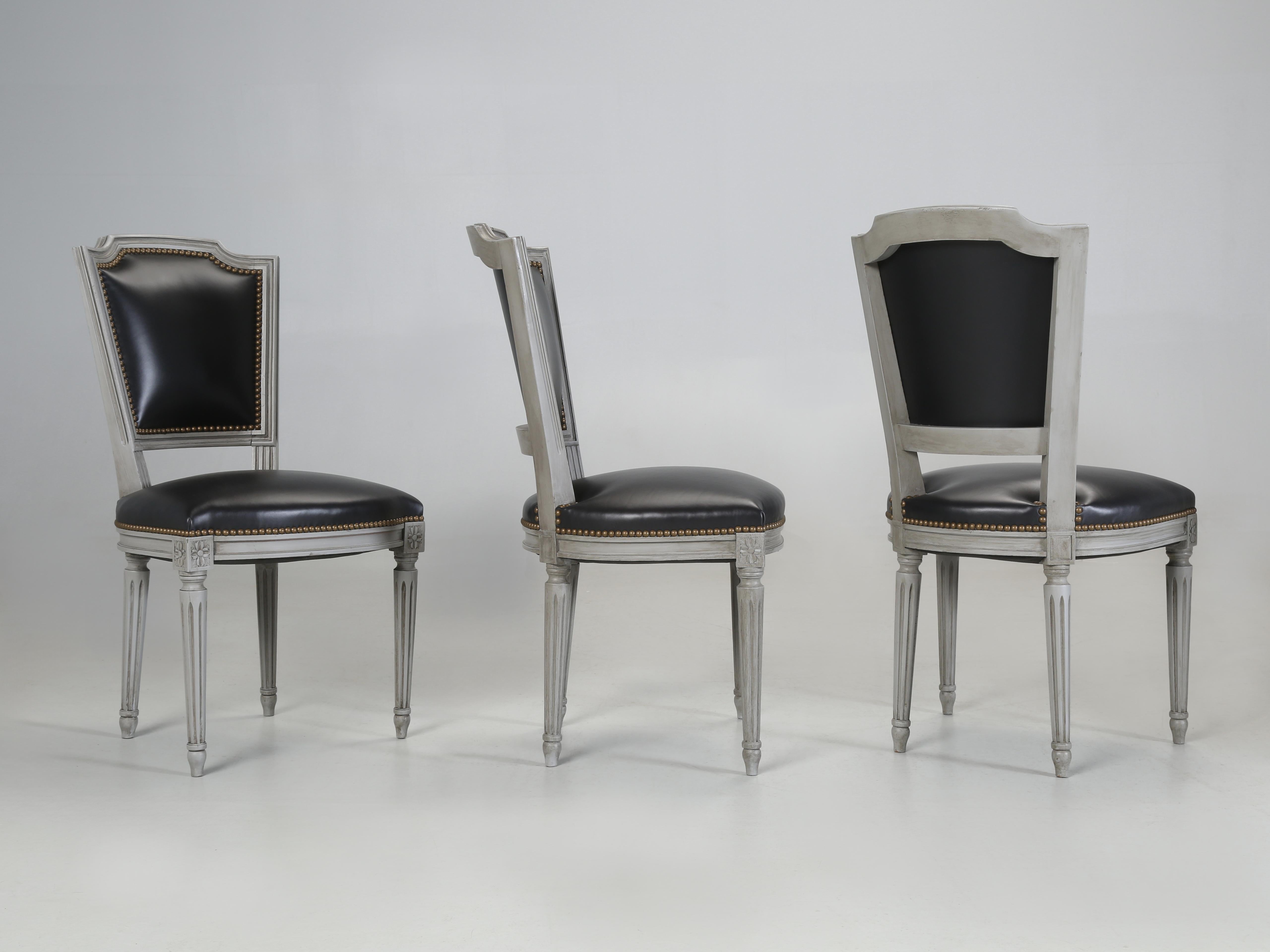 Chaises de salle à manger anciennes de style Louis XVI en un ensemble de (6) avec du cuir noir neuf. Nos départements de restauration de vieilles planches et de tapisserie ont fait équipe pour transformer un ensemble ordinaire de (6) chaises de