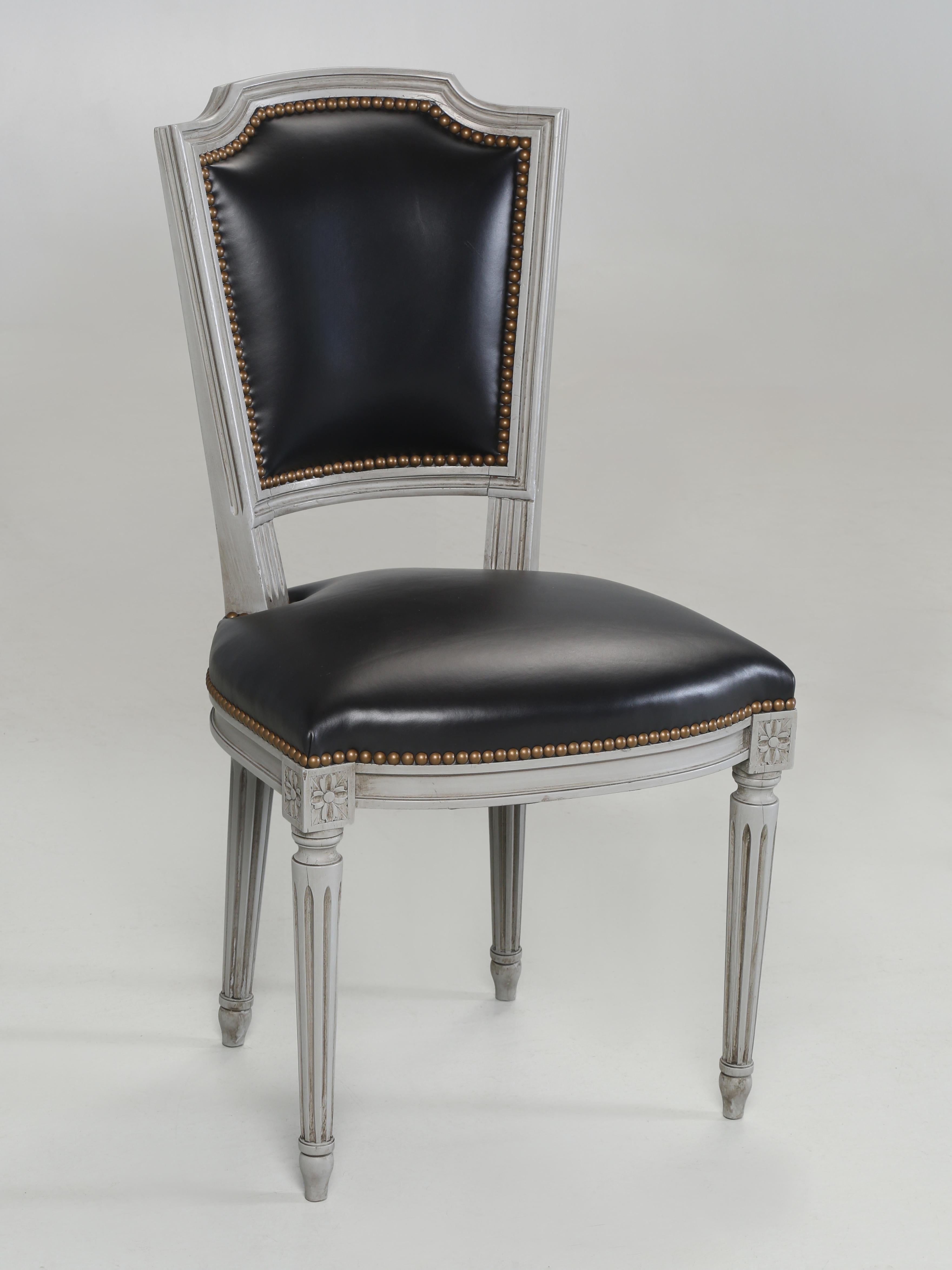 Français Ensemble de chaises de salle à manger françaises anciennes de style Louis XVI (6) restaurées avec du cuir neuf en vente
