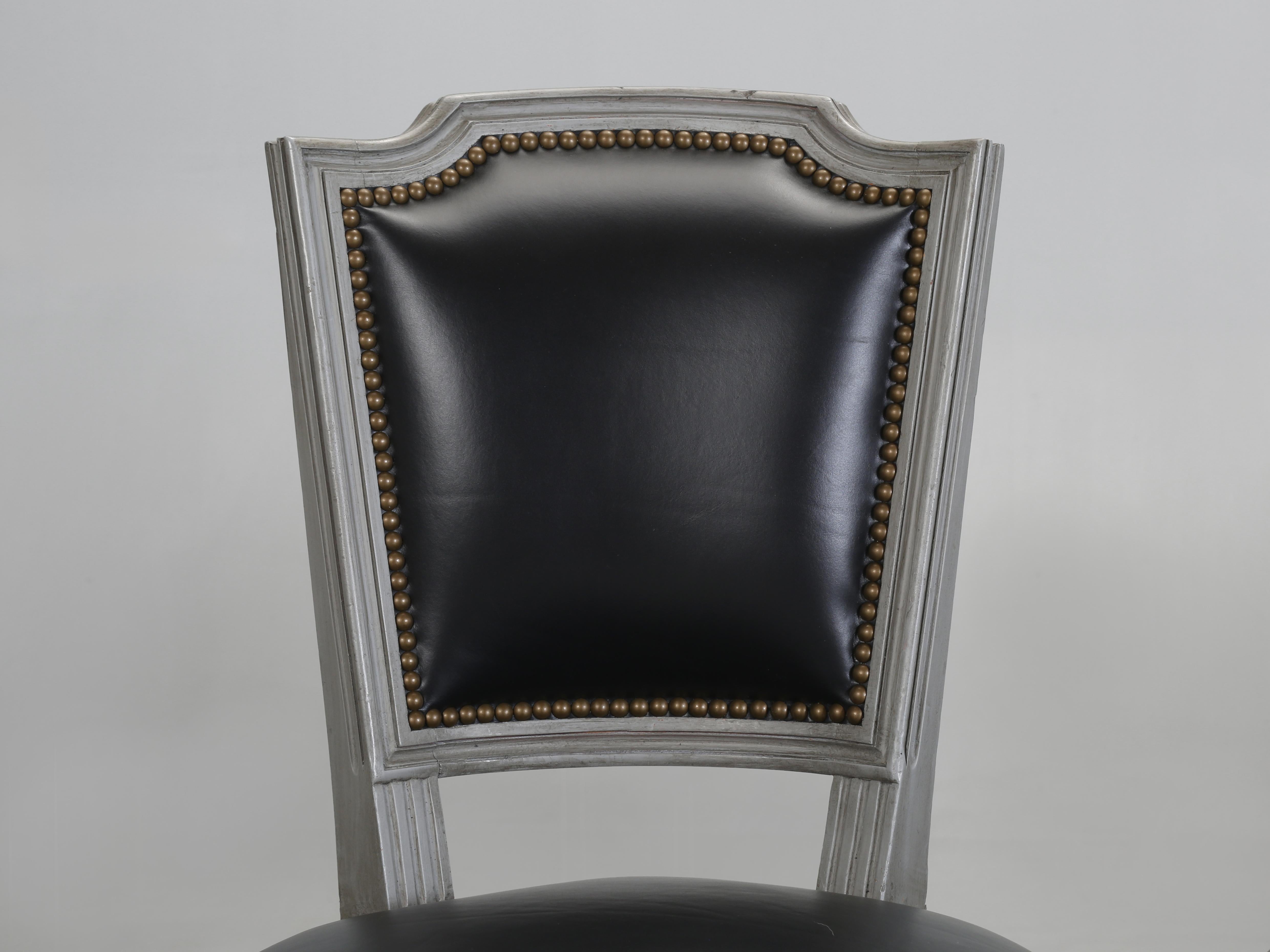 Fait main Ensemble de chaises de salle à manger françaises anciennes de style Louis XVI (6) restaurées avec du cuir neuf en vente