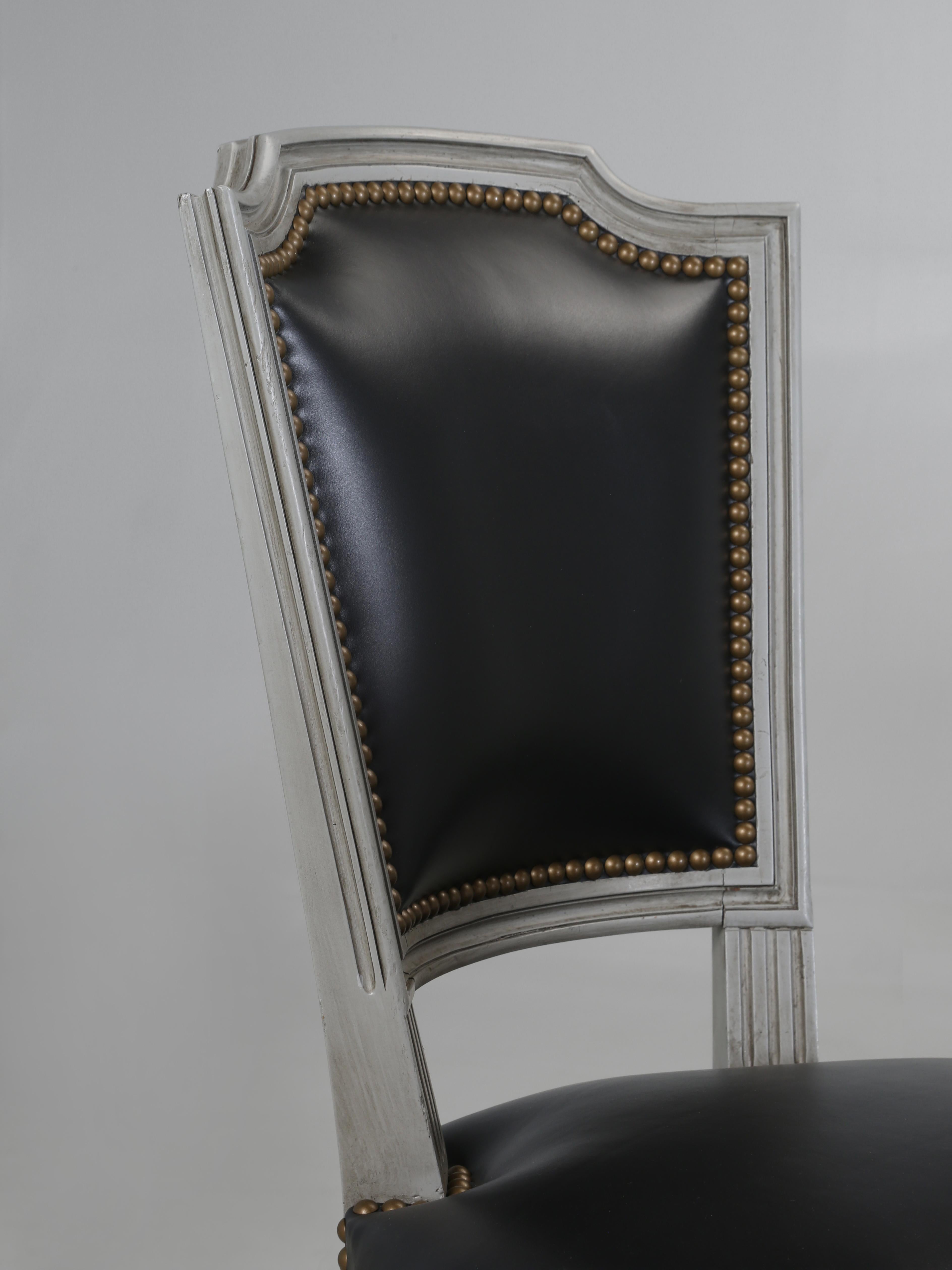 Ensemble de chaises de salle à manger françaises anciennes de style Louis XVI (6) restaurées avec du cuir neuf Bon état - En vente à Chicago, IL