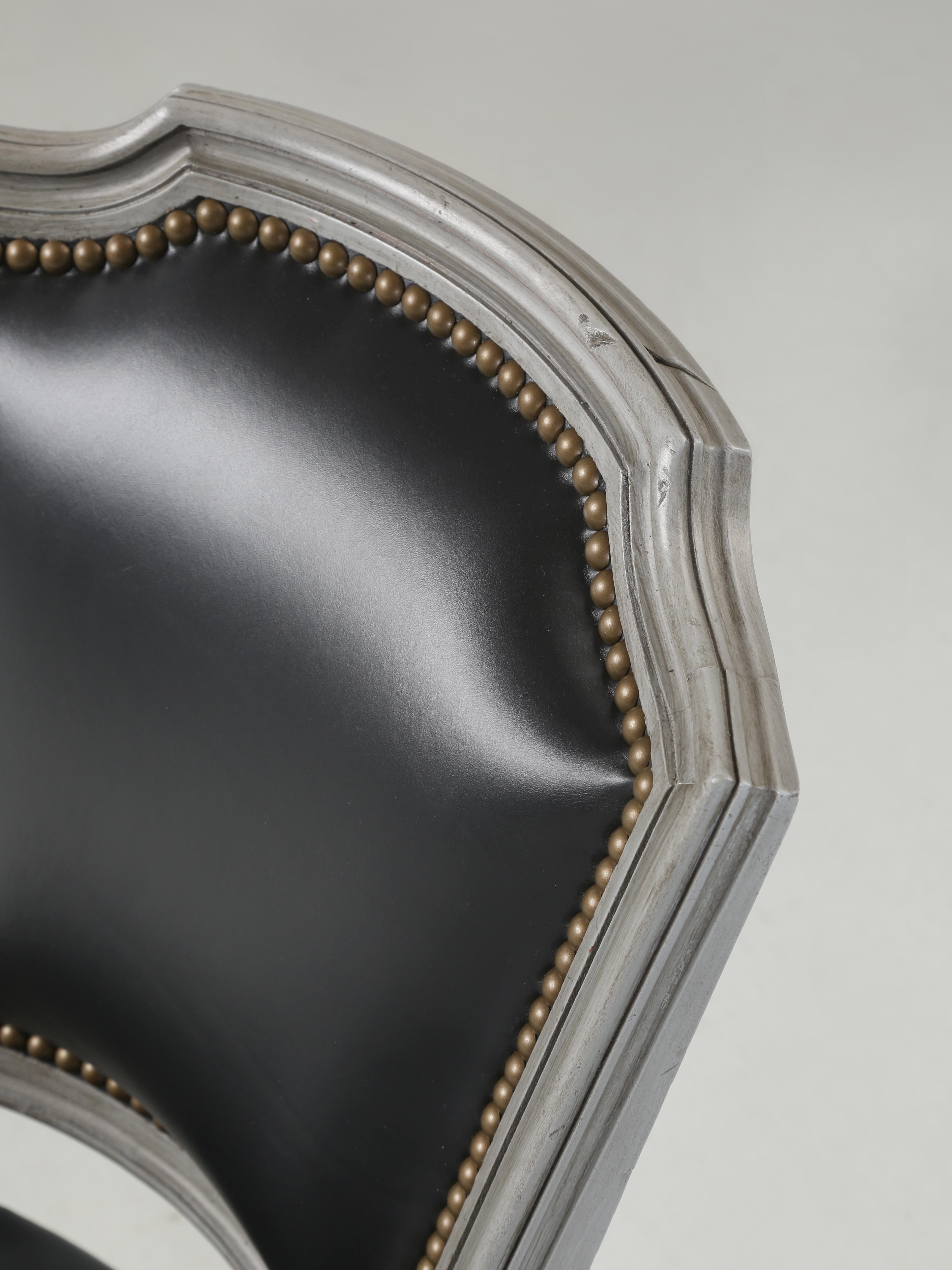 Milieu du XXe siècle Ensemble de chaises de salle à manger françaises anciennes de style Louis XVI (6) restaurées avec du cuir neuf en vente