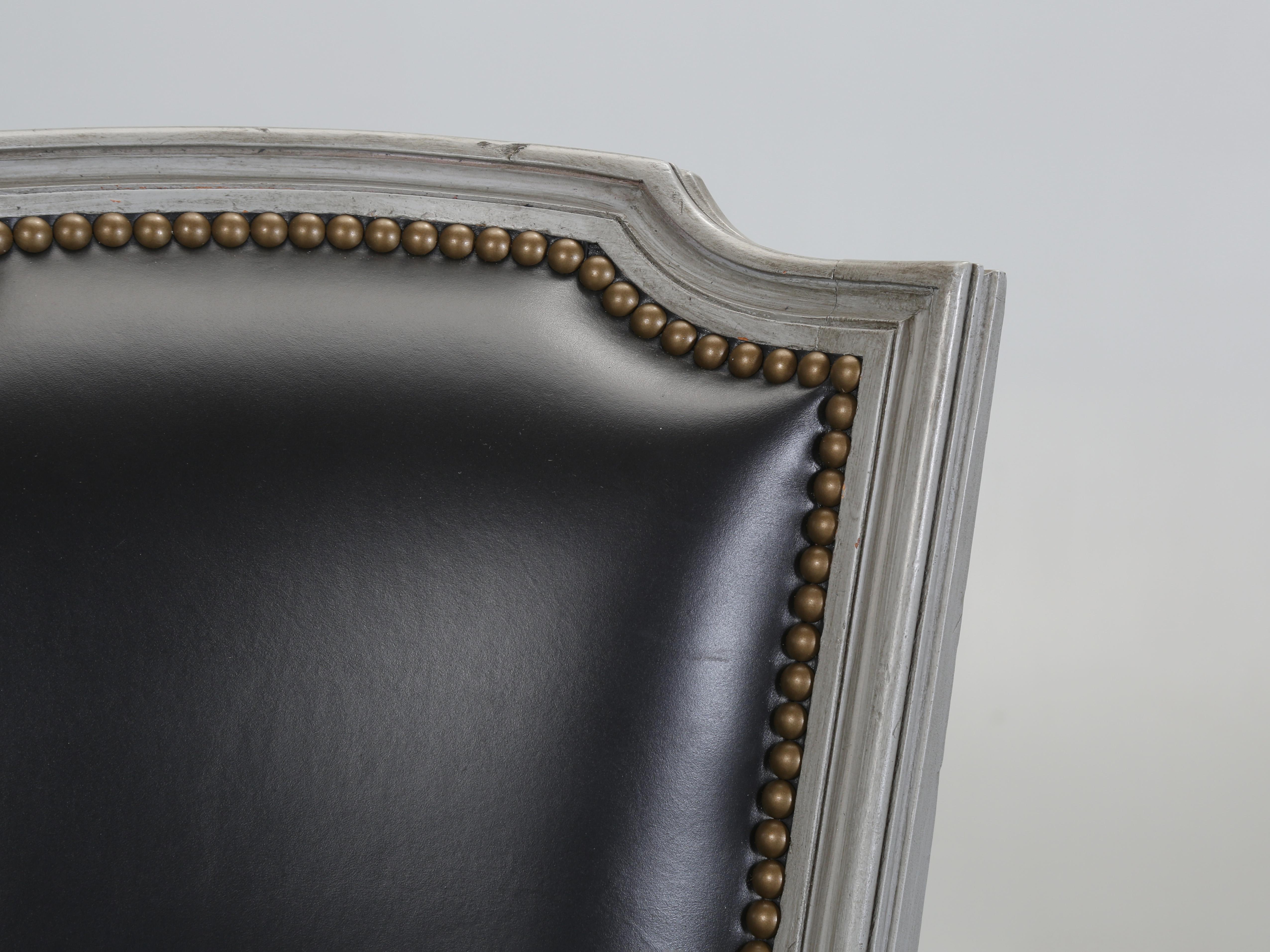Cuir Ensemble de chaises de salle à manger françaises anciennes de style Louis XVI (6) restaurées avec du cuir neuf en vente
