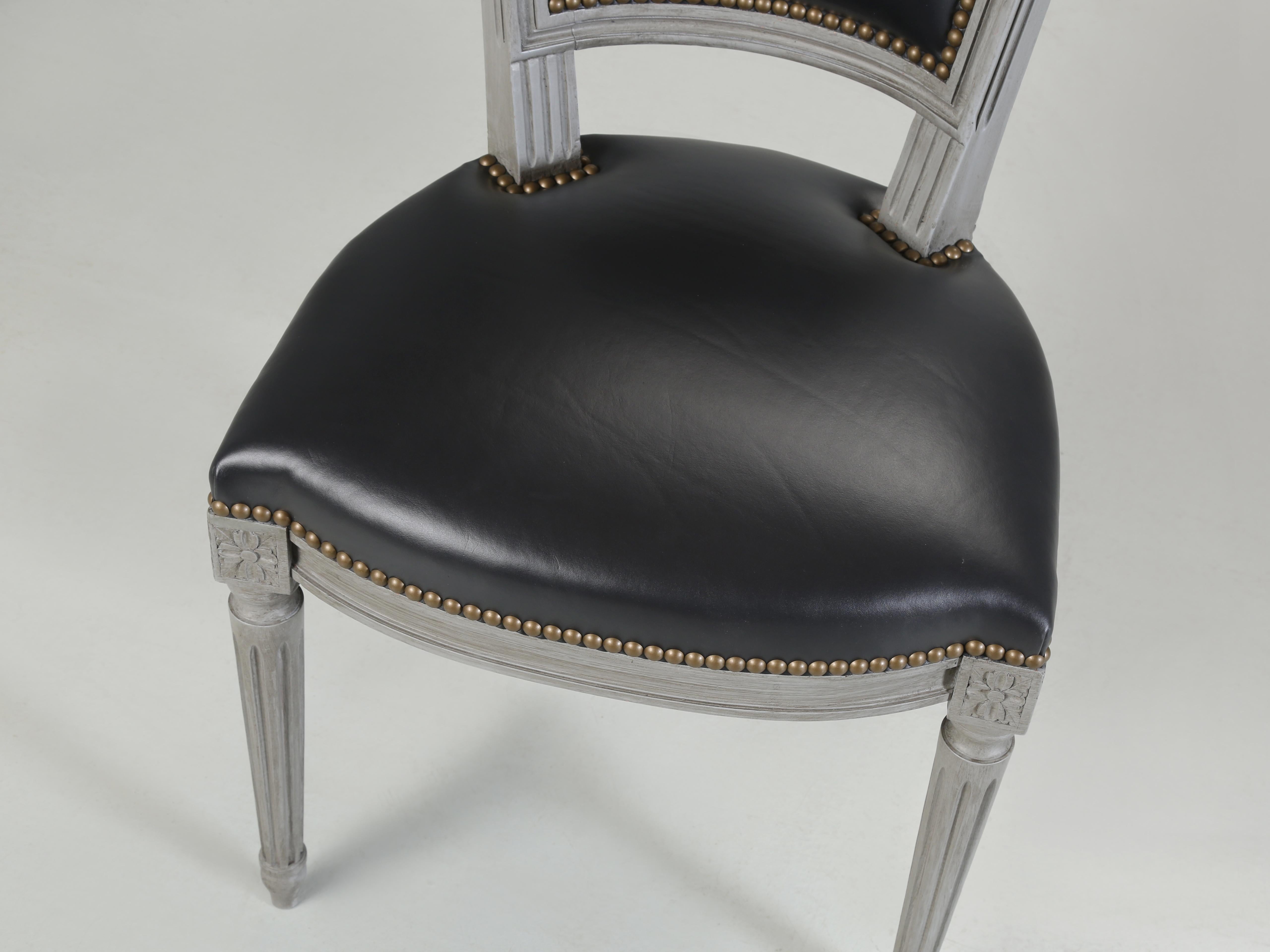 Ensemble de chaises de salle à manger françaises anciennes de style Louis XVI (6) restaurées avec du cuir neuf en vente 1