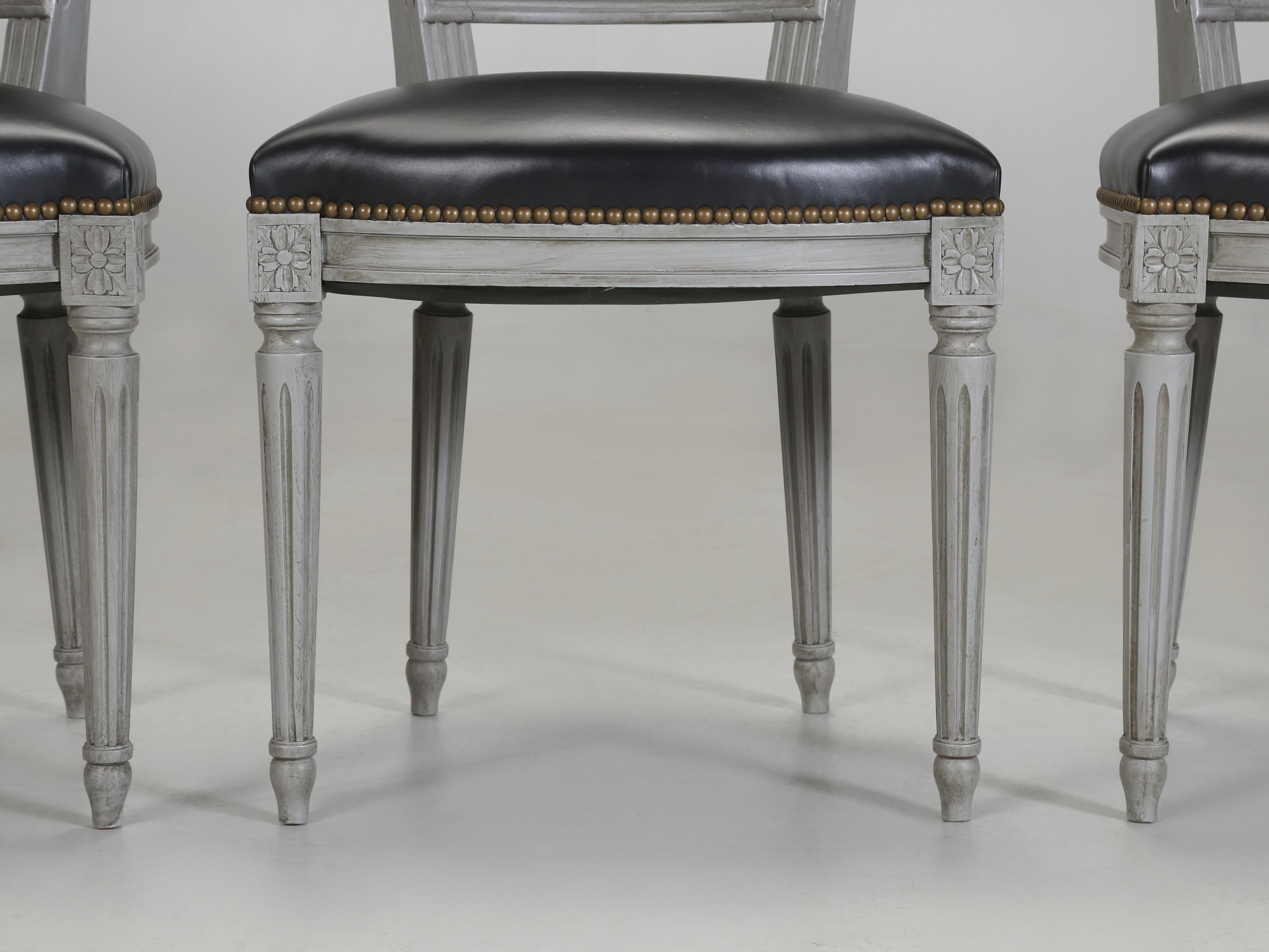 Ensemble de chaises de salle à manger françaises anciennes de style Louis XVI (6) restaurées avec du cuir neuf en vente 2