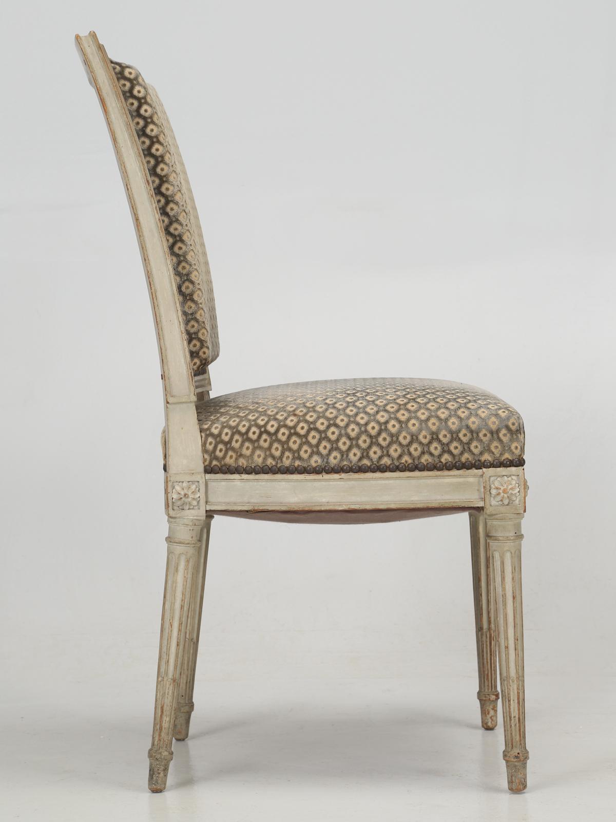 Antike französische Esszimmerstühle im Louis-XVI-Stil:: Satz von 12 in 