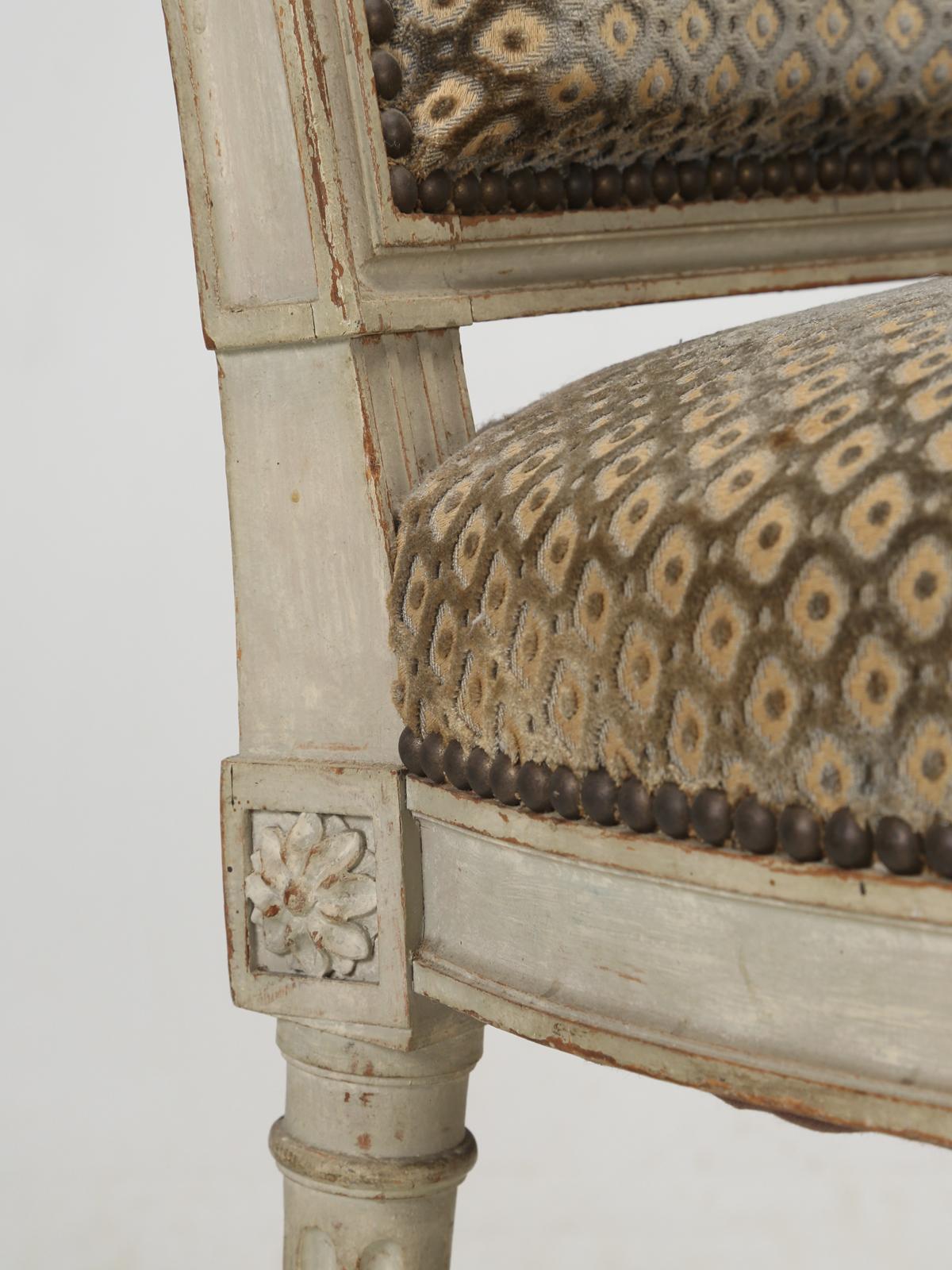 Antike französische Esszimmerstühle im Louis-XVI-Stil:: Satz von 12 in 