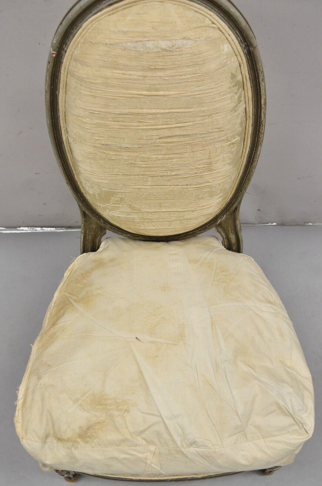 Antique fauteuil de boudoir pantoufle de style Louis XVI peint en mauvais état en vente 6
