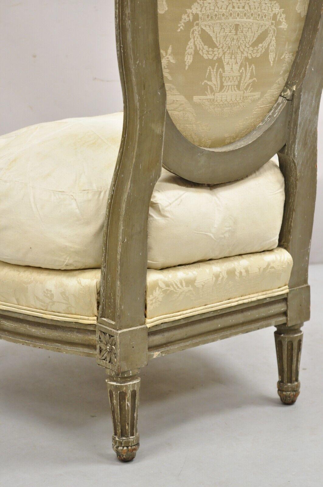 Antique fauteuil de boudoir pantoufle de style Louis XVI peint en mauvais état en vente 7