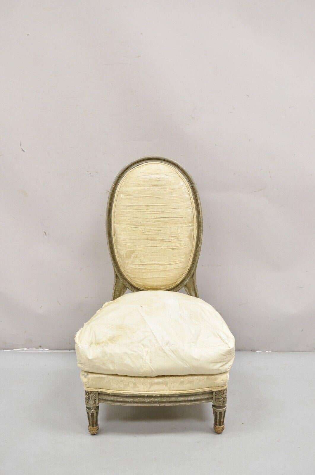 Antique fauteuil de boudoir pantoufle de style Louis XVI peint en mauvais état en vente 9