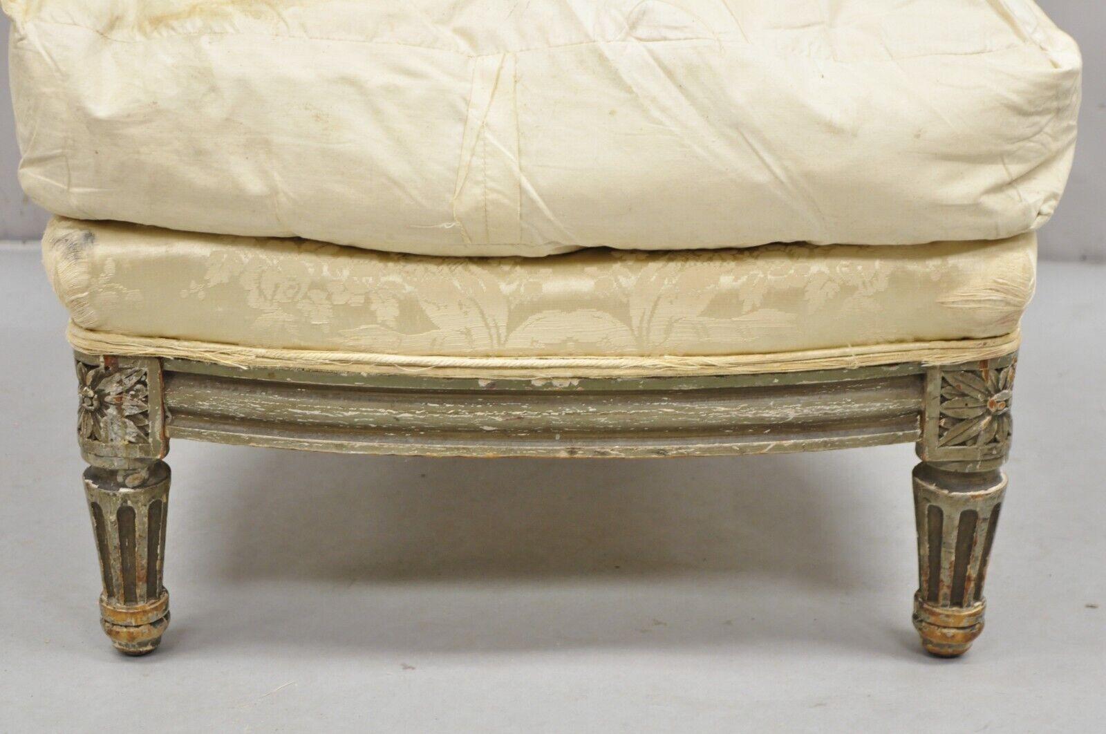 Début du 20ème siècle Antique fauteuil de boudoir pantoufle de style Louis XVI peint en mauvais état en vente