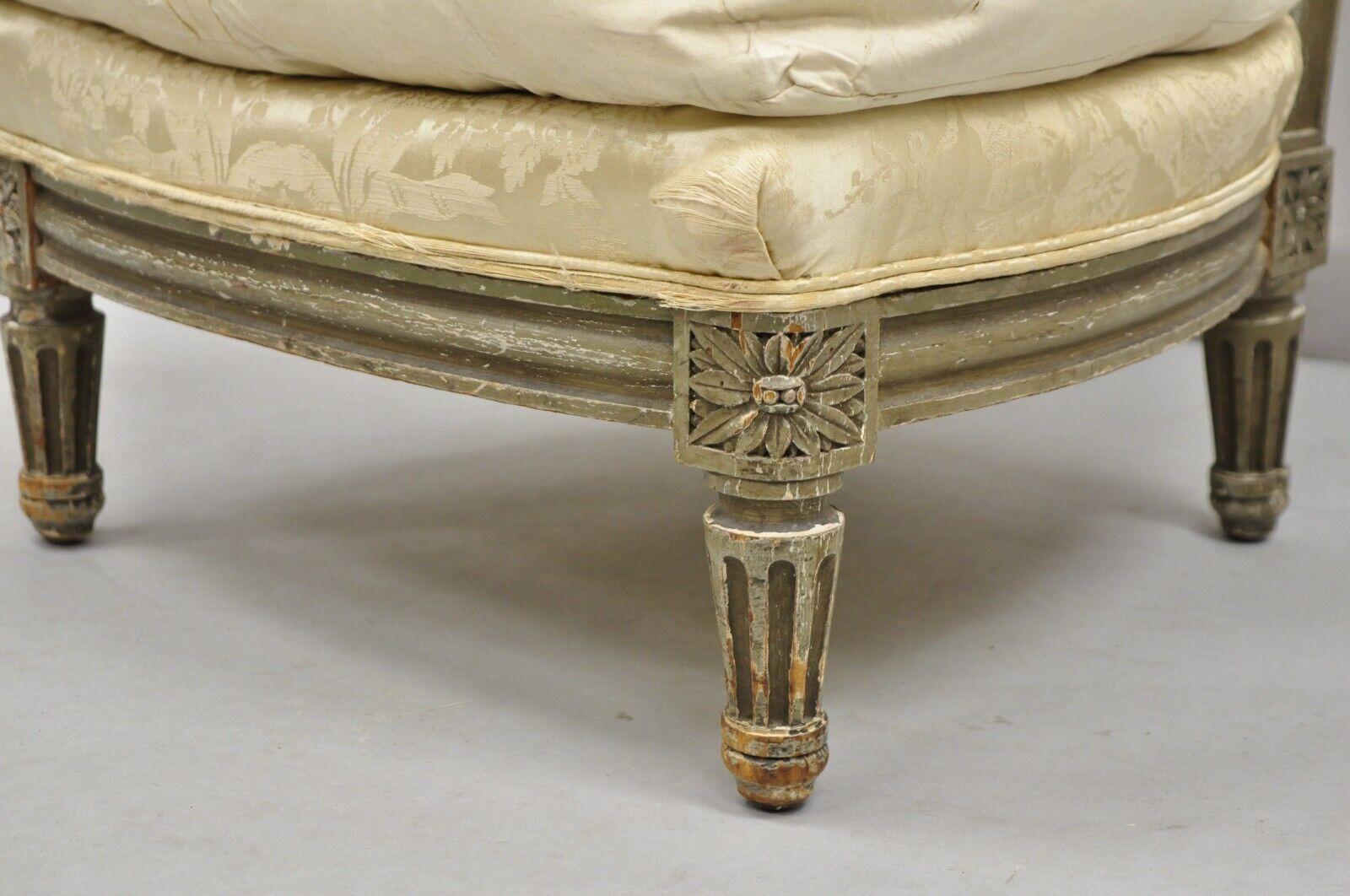Duvet Antique fauteuil de boudoir pantoufle de style Louis XVI peint en mauvais état en vente