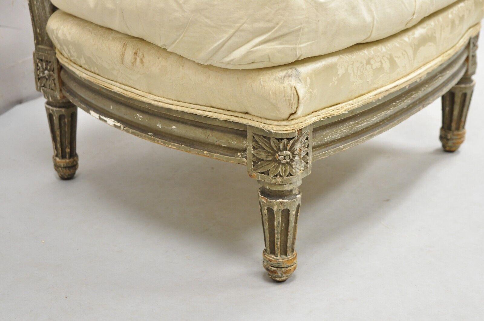 Antique fauteuil de boudoir pantoufle de style Louis XVI peint en mauvais état en vente 4