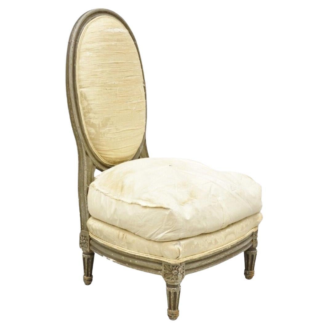 Antique fauteuil de boudoir pantoufle de style Louis XVI peint en mauvais état