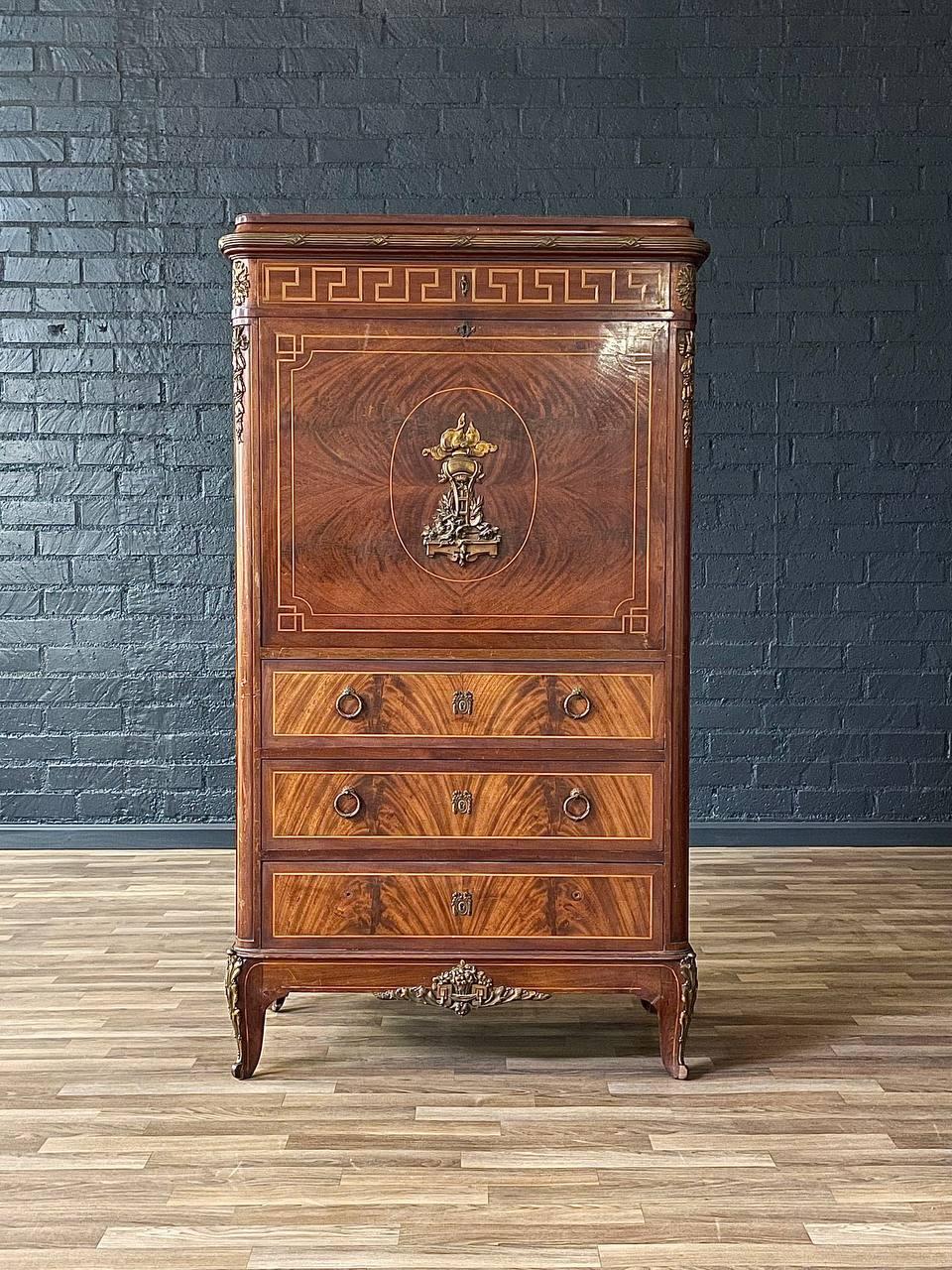 Condizioni:
Condizioni originali d'epoca, mancano 2 tiranti sul cassetto inferiore

Materiali: Mogano, Mancano 2 tiranti sul cassetto inferiore