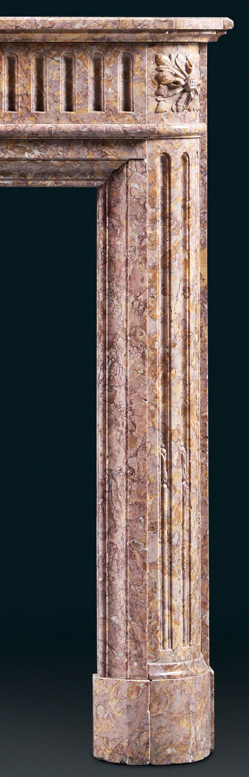 Antiker französischer Kaminsims im Louis-XVI.-Stil aus Brocatello-Marmor (Geschnitzt) im Angebot