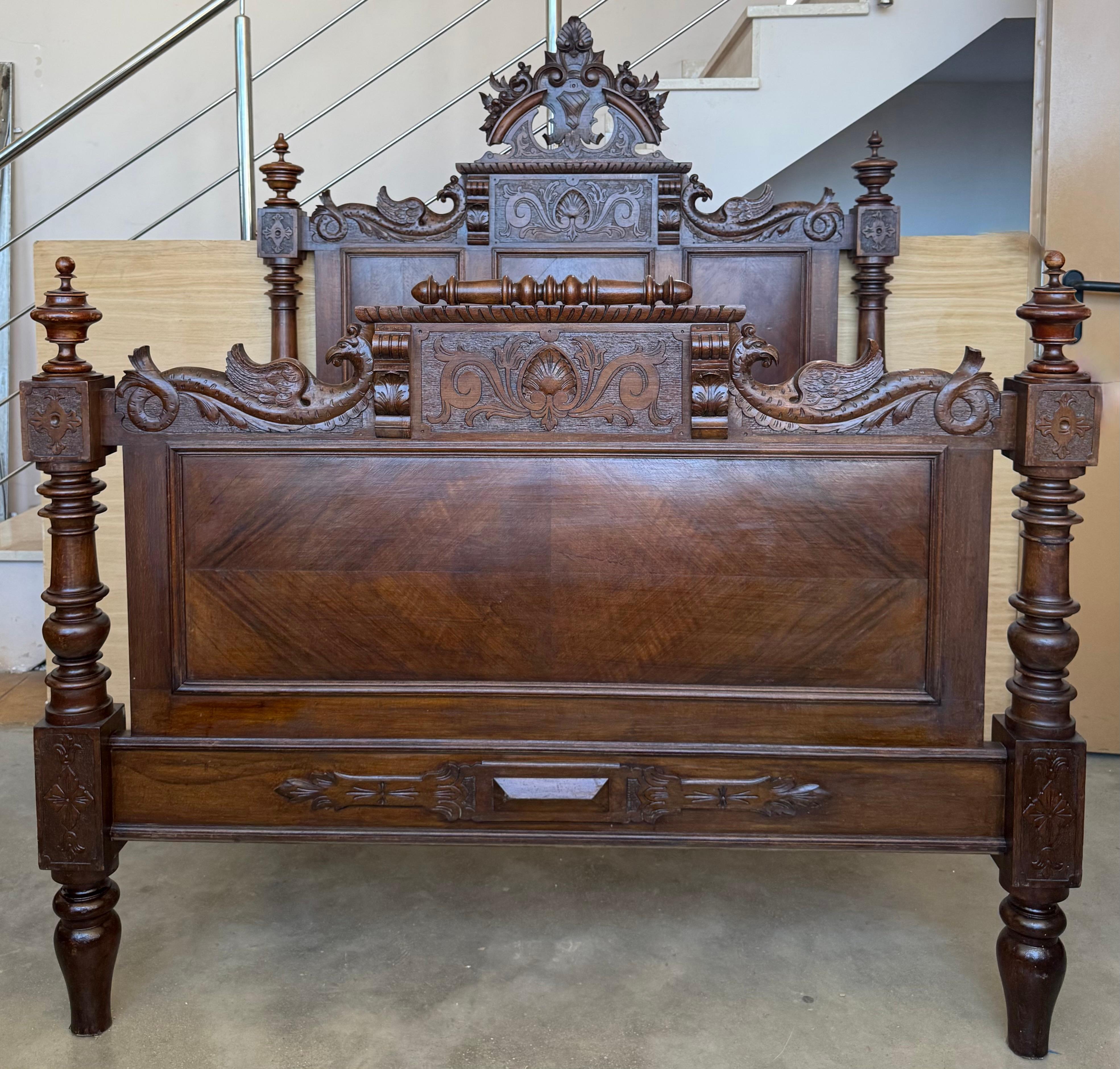Un exquis lit français Louis XVI de grande taille. Réalisée en bois de rose, elle présente un ruban et une crête sculptés de feuillages avec un cartouche central, des fleurons en forme de glands, des colonnes cannelées et tournées et des médaillons