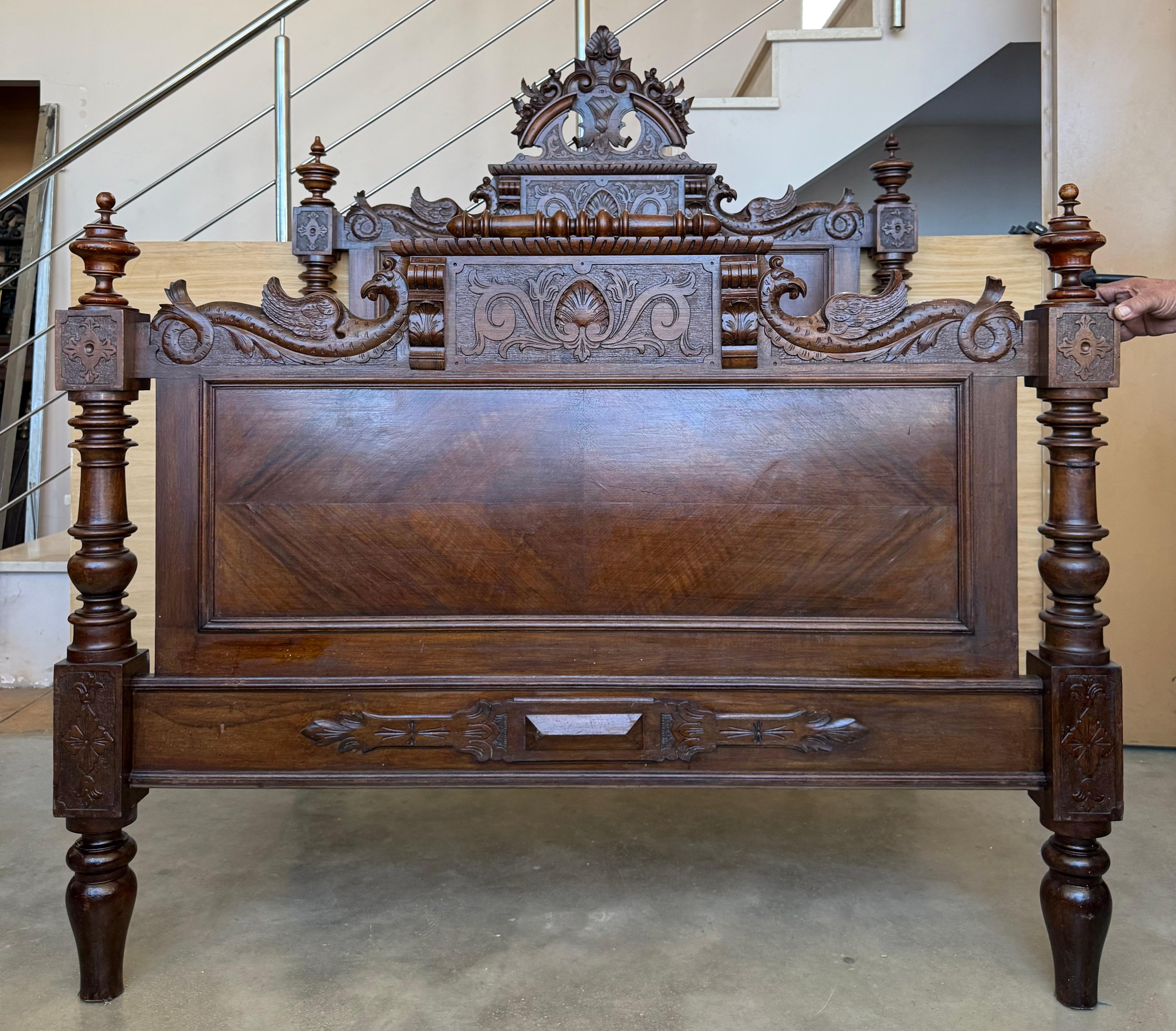 Antique French Louis XVI Full/Queen Size Rosewood Carved Bed Frame Baroque Bon état - En vente à Miami, FL
