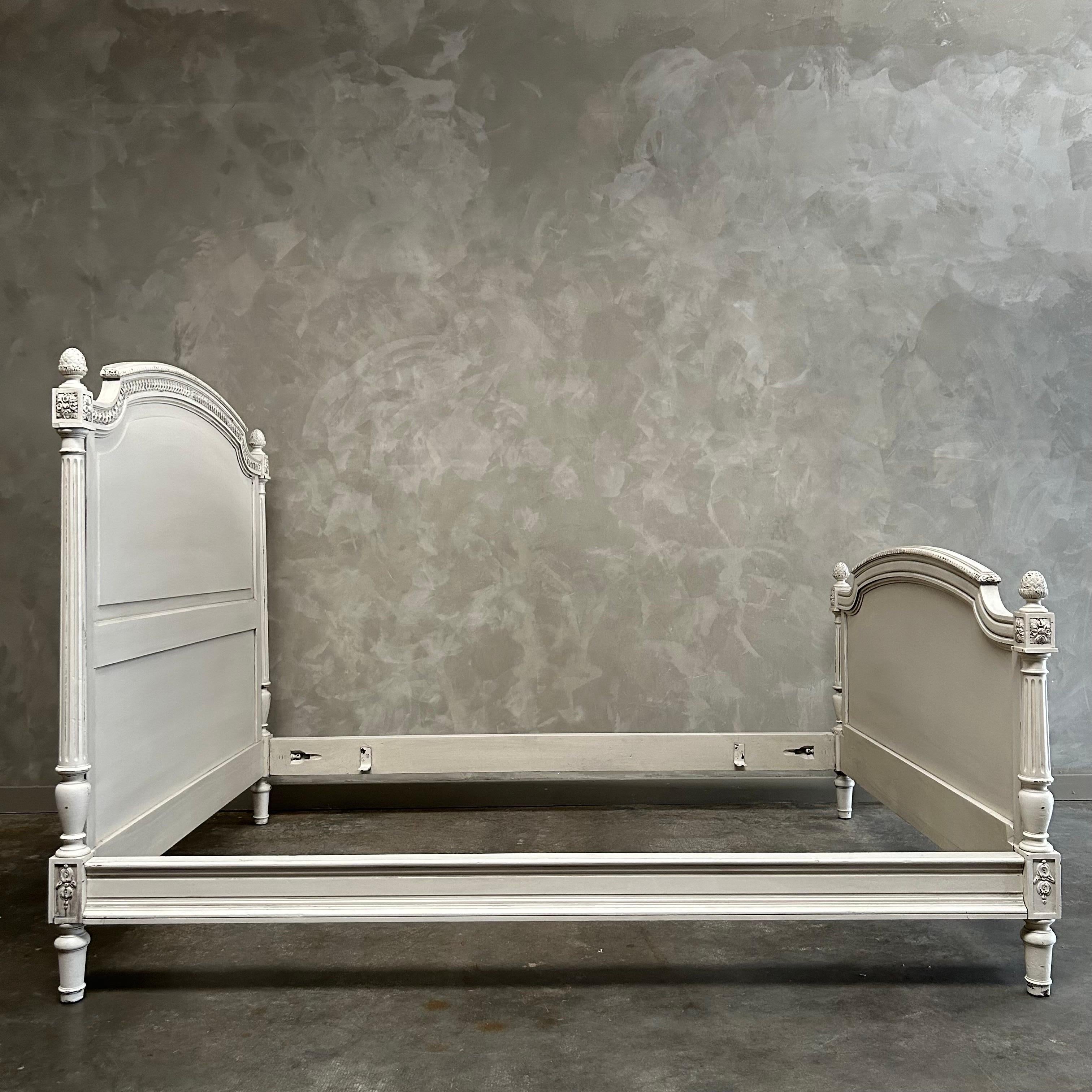 Antikes französisches Bett im Louis-XVI.-Stil in voller Größe mit weißer Austernbemalung im Angebot 2
