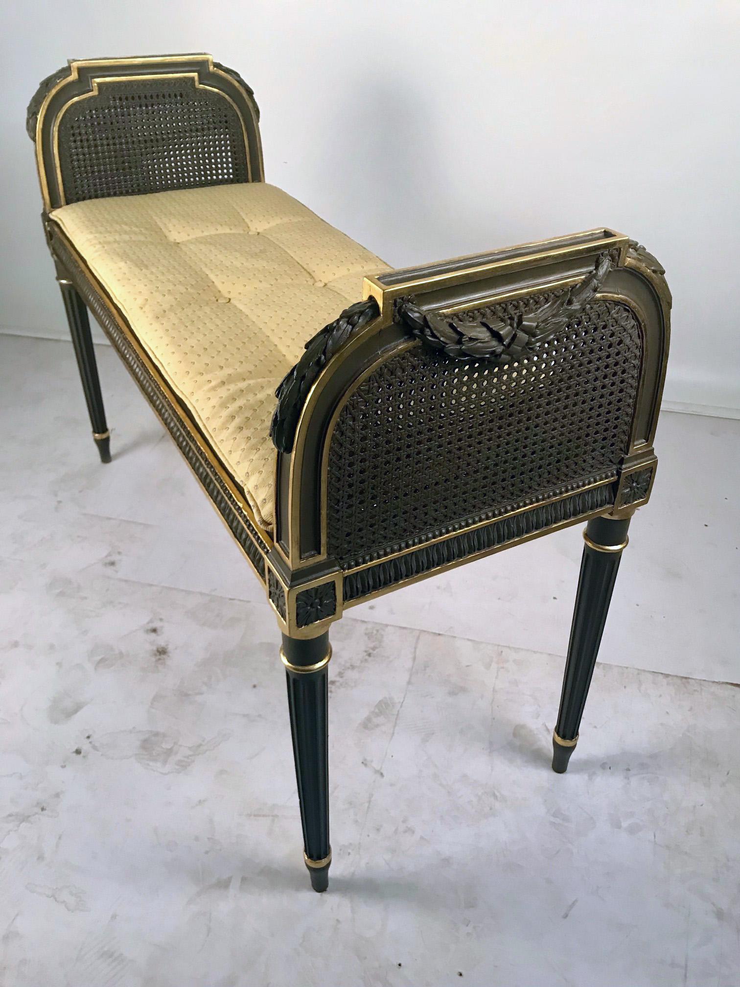 Antique French Louis XVI Style Gilt And Painted Bench In Good Condition For Sale In Montreal, QC