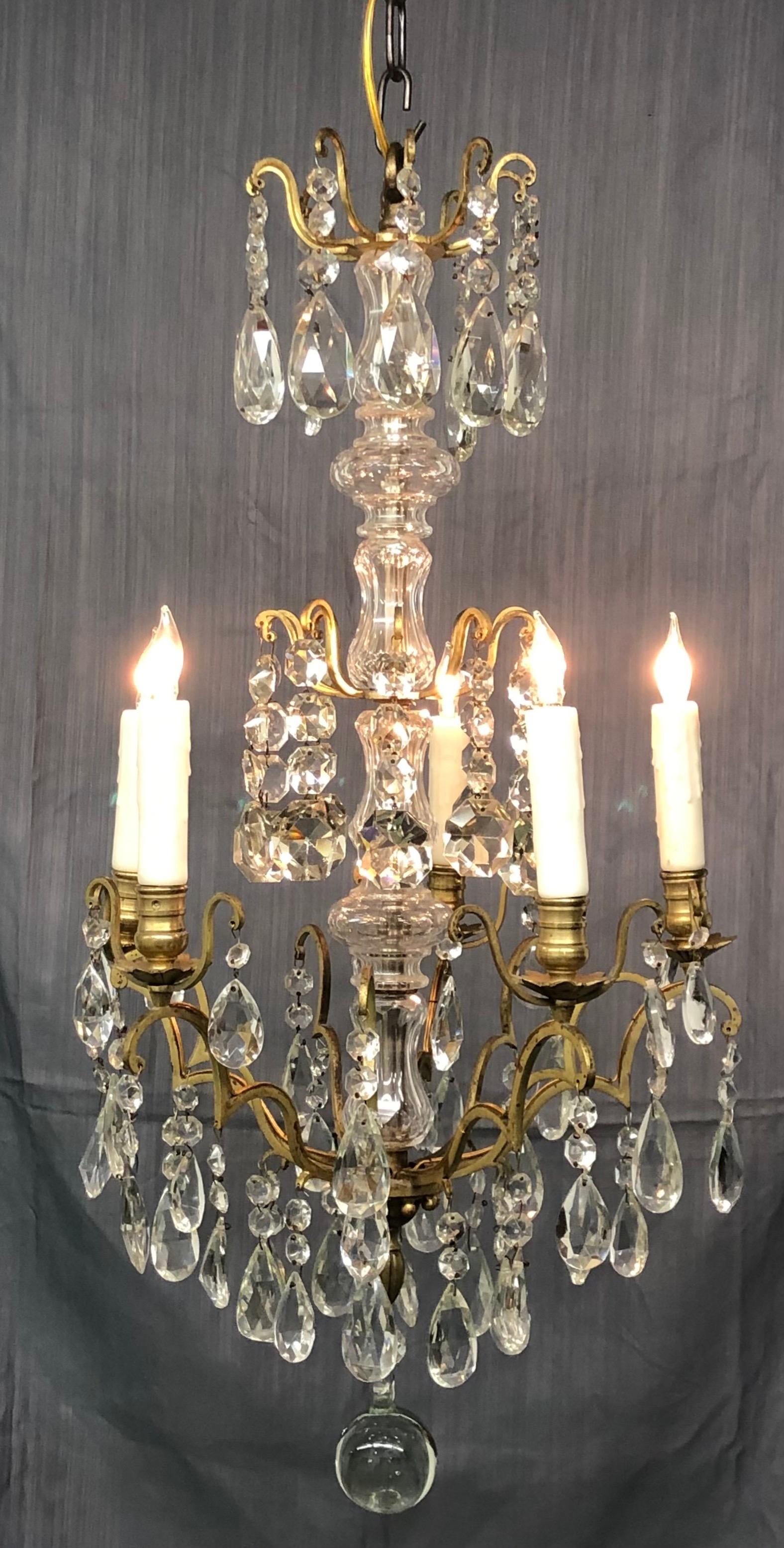 Français Lustre français ancien de style Louis XVI à 5 bras en bronze doré et cristal en vente