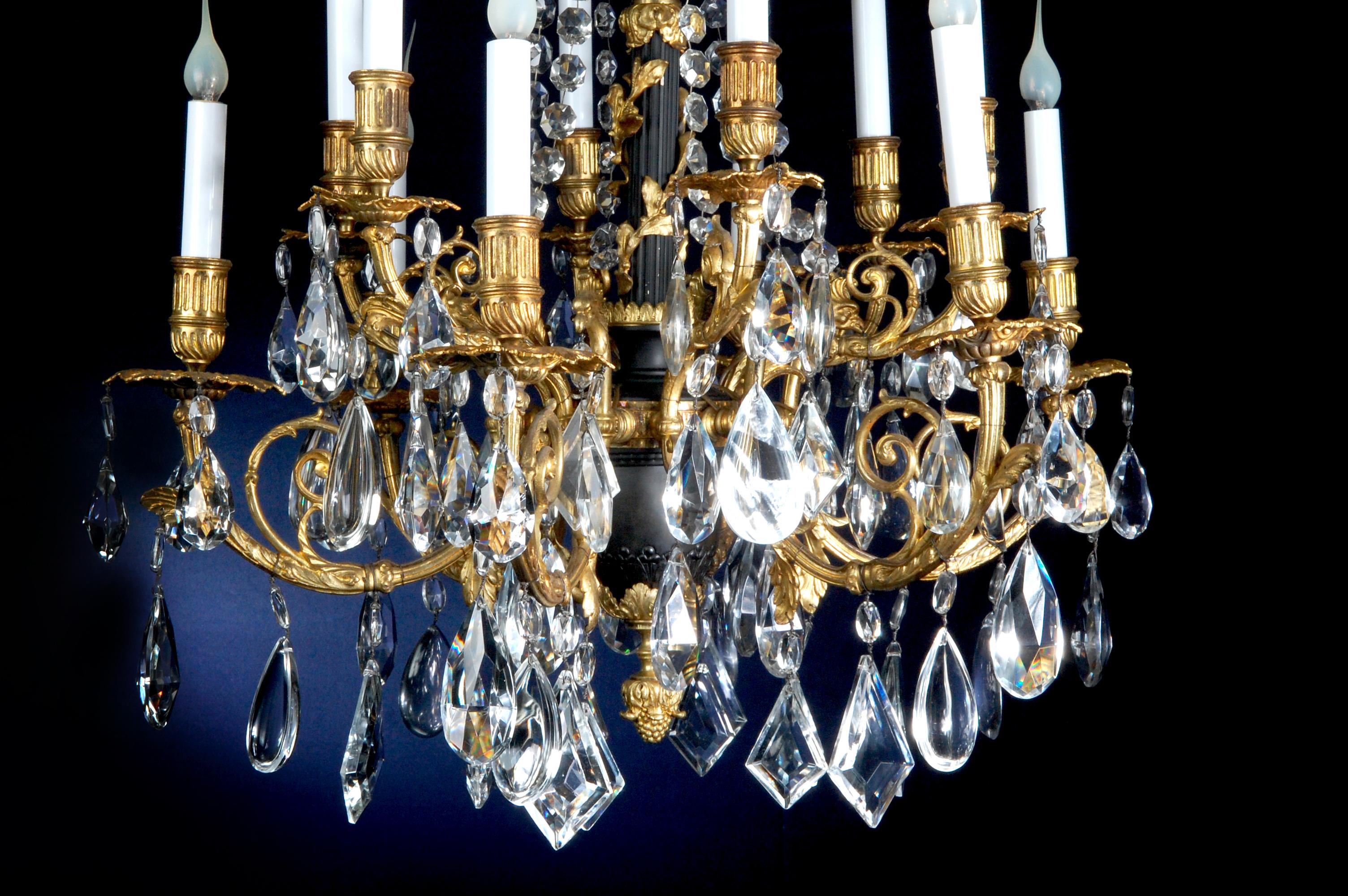 Français Lustre français ancien de style Louis XVI à plusieurs bras en bronze doré et cristal taillé en vente