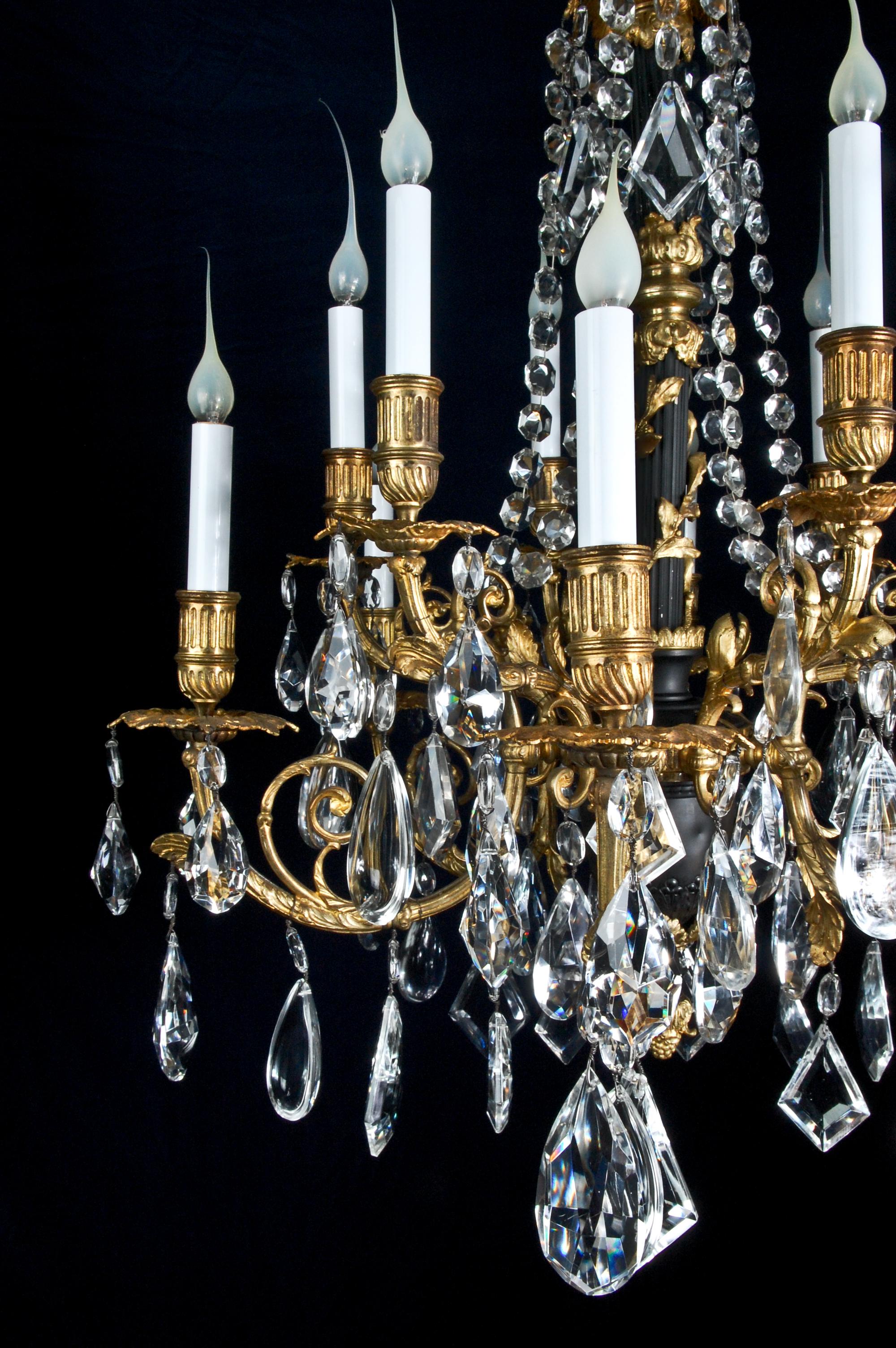 Doré Lustre français ancien de style Louis XVI à plusieurs bras en bronze doré et cristal taillé en vente