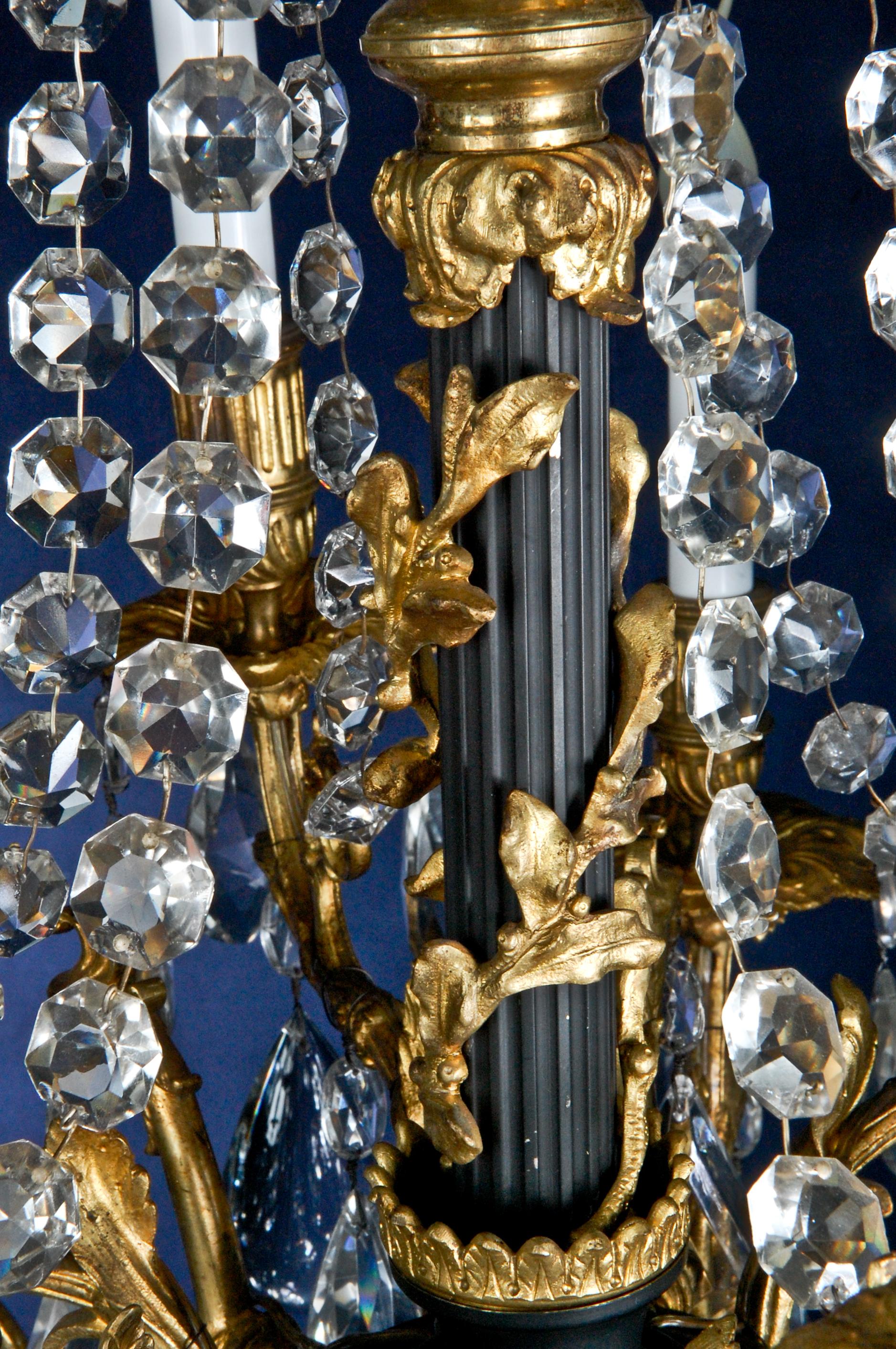 Lustre français ancien de style Louis XVI à plusieurs bras en bronze doré et cristal taillé Bon état - En vente à New York, NY