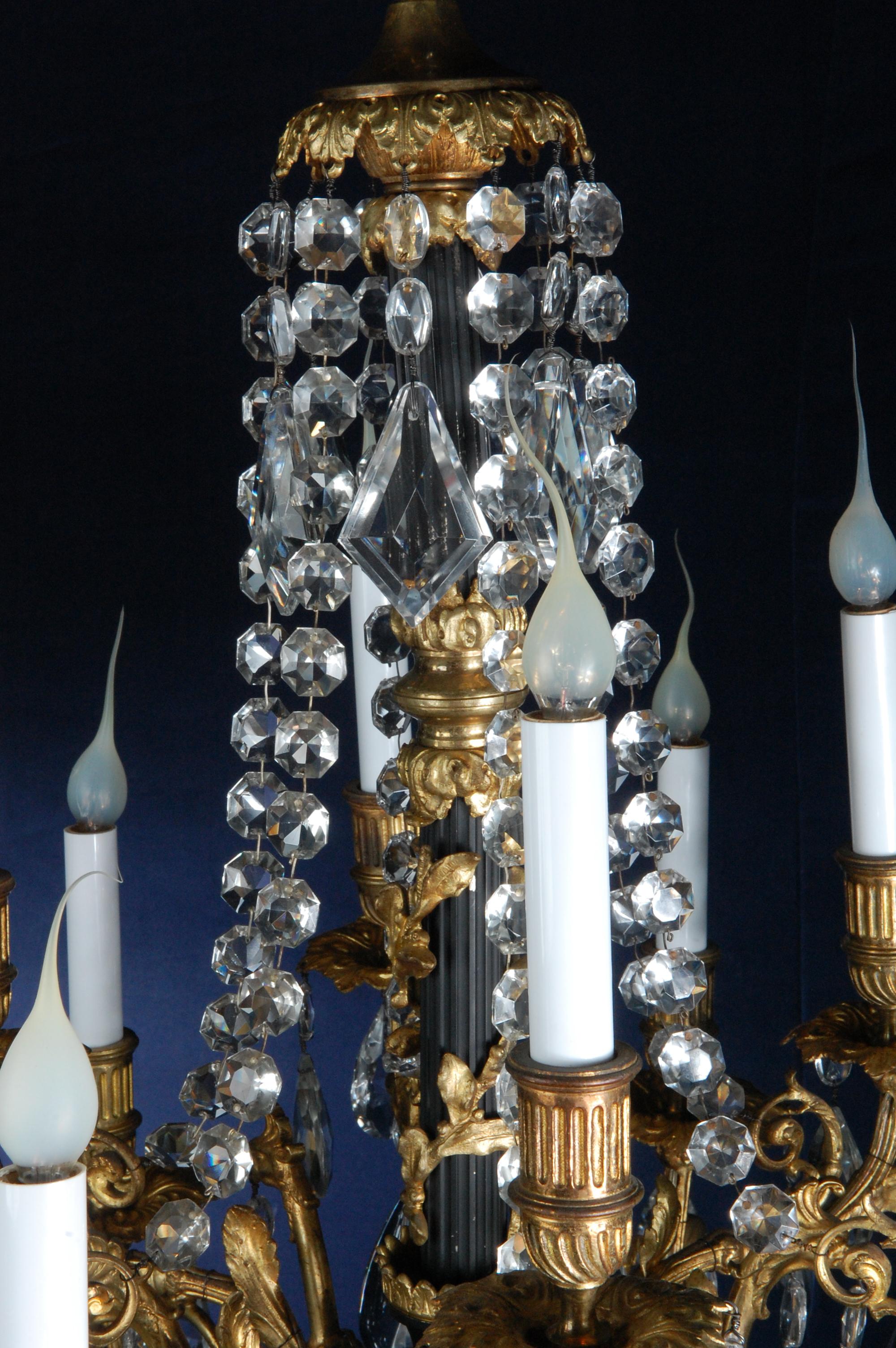 20ième siècle Lustre français ancien de style Louis XVI à plusieurs bras en bronze doré et cristal taillé en vente