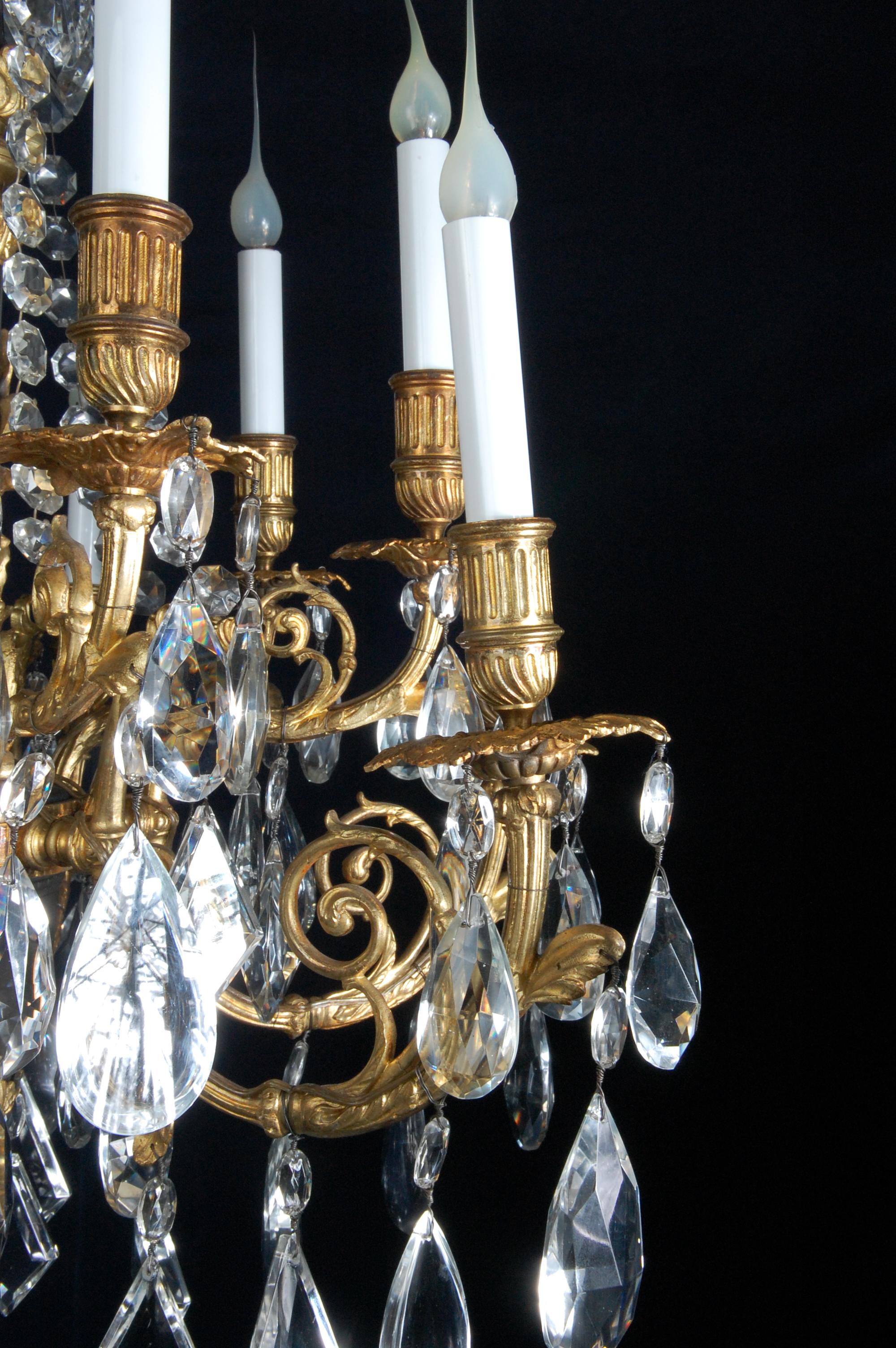 Bronze Lustre français ancien de style Louis XVI à plusieurs bras en bronze doré et cristal taillé en vente