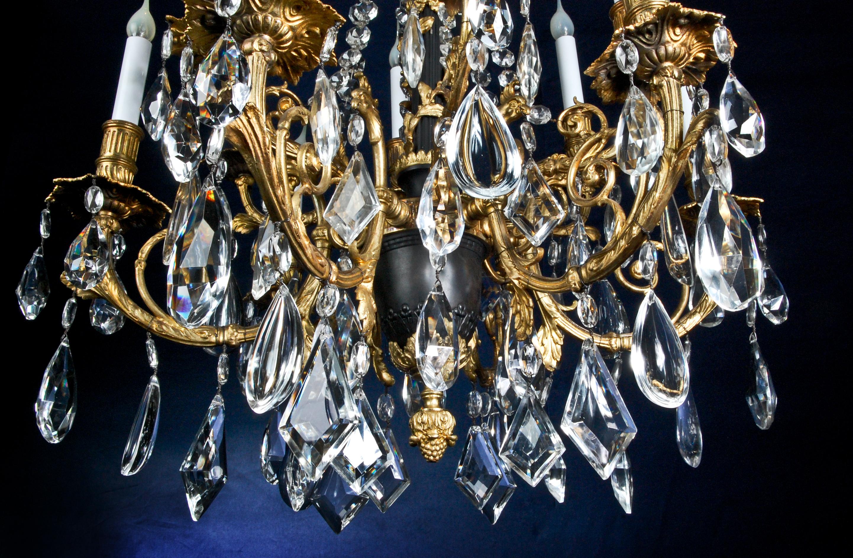 Lustre français ancien de style Louis XVI à plusieurs bras en bronze doré et cristal taillé en vente 1