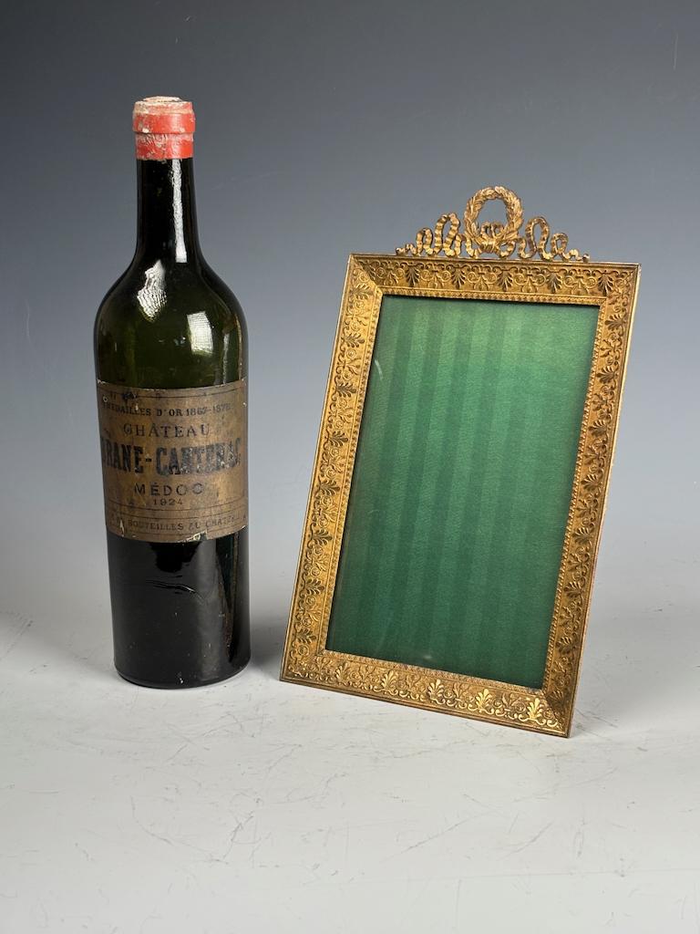 Doré Cadre ancien français en bronze doré de style Louis XVI en vente