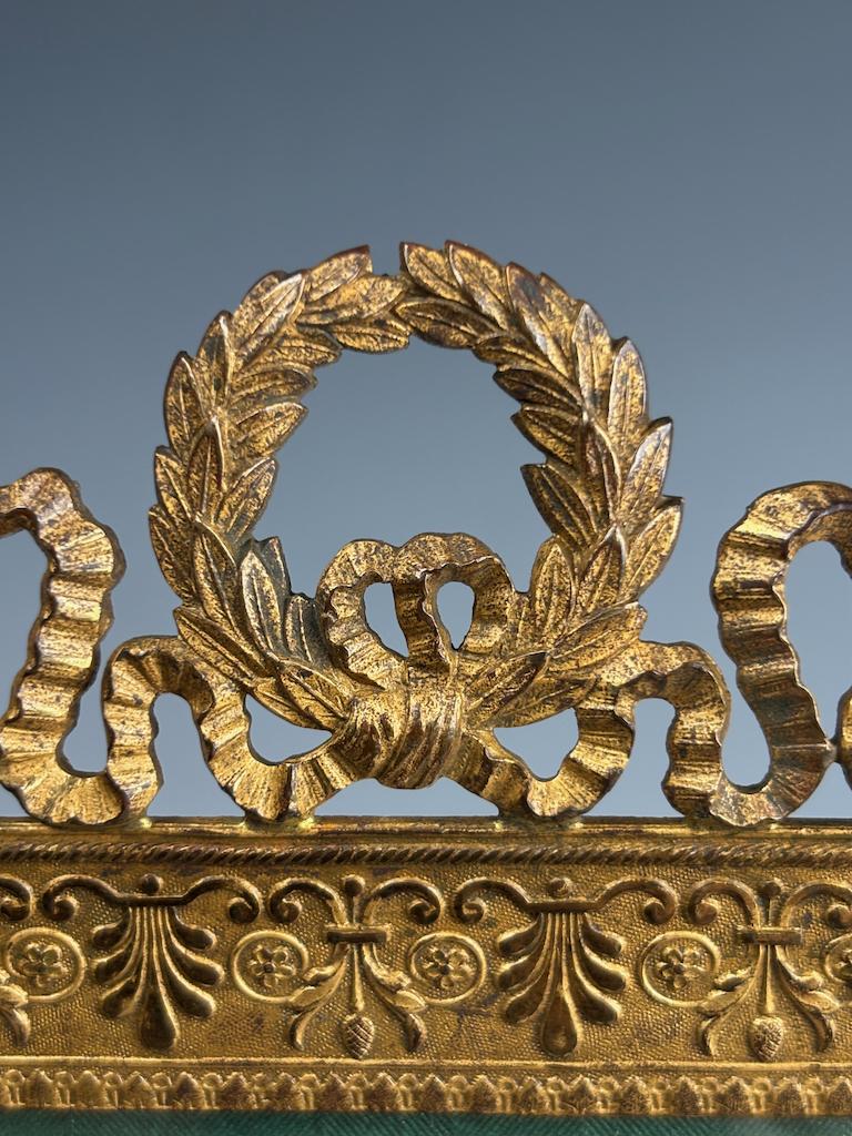Cadre ancien français en bronze doré de style Louis XVI en vente 1