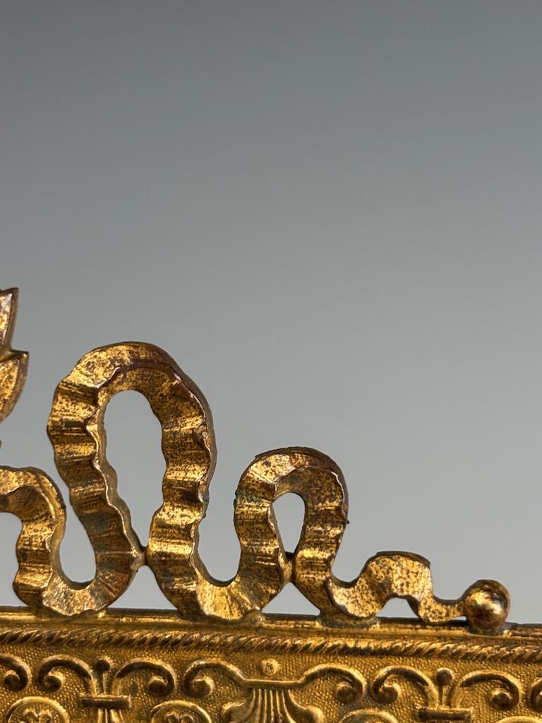 Cadre ancien français en bronze doré de style Louis XVI en vente 3