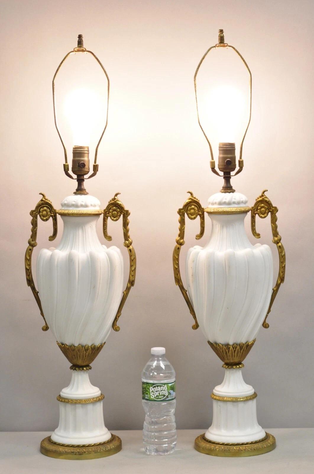 Antique French Louis XVI Style Gold Gilt Bronze White Matte Porcelain Swirling Urn Form A Table Lamps - a Pair. Circa all'inizio del XX secolo. Misure: 32