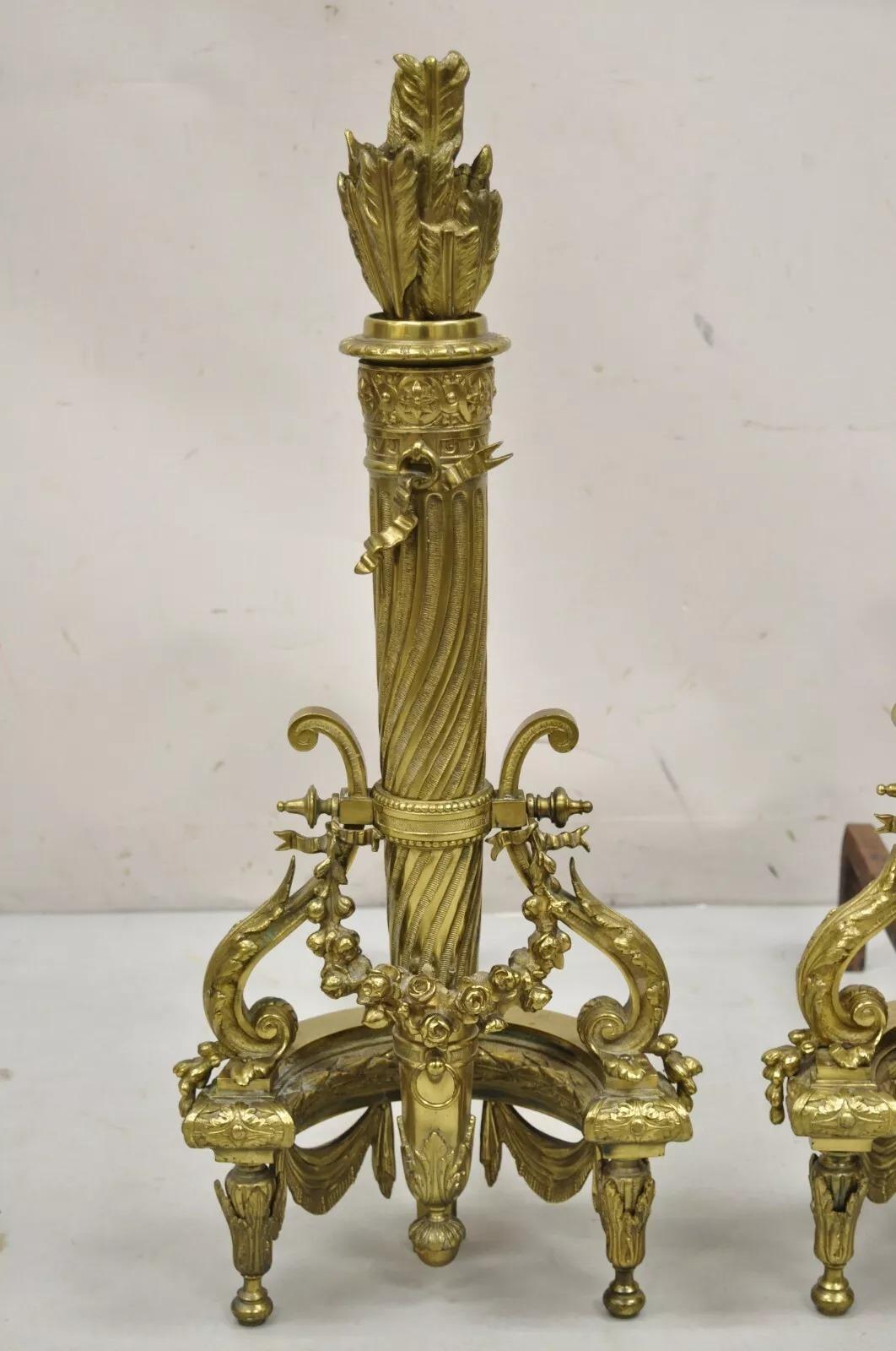 Inconnu Andirons de style Louis XVI en bronze doré - Paire en vente