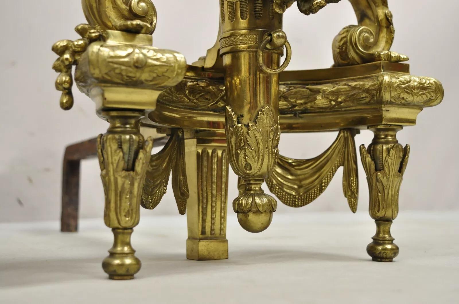 XIXe siècle Andirons de style Louis XVI en bronze doré - Paire en vente